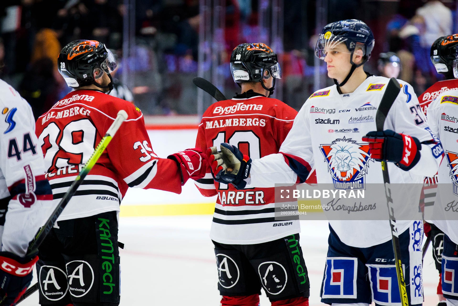 Örebros Jordan Boucher och Linköpings Adam Ginning tackar