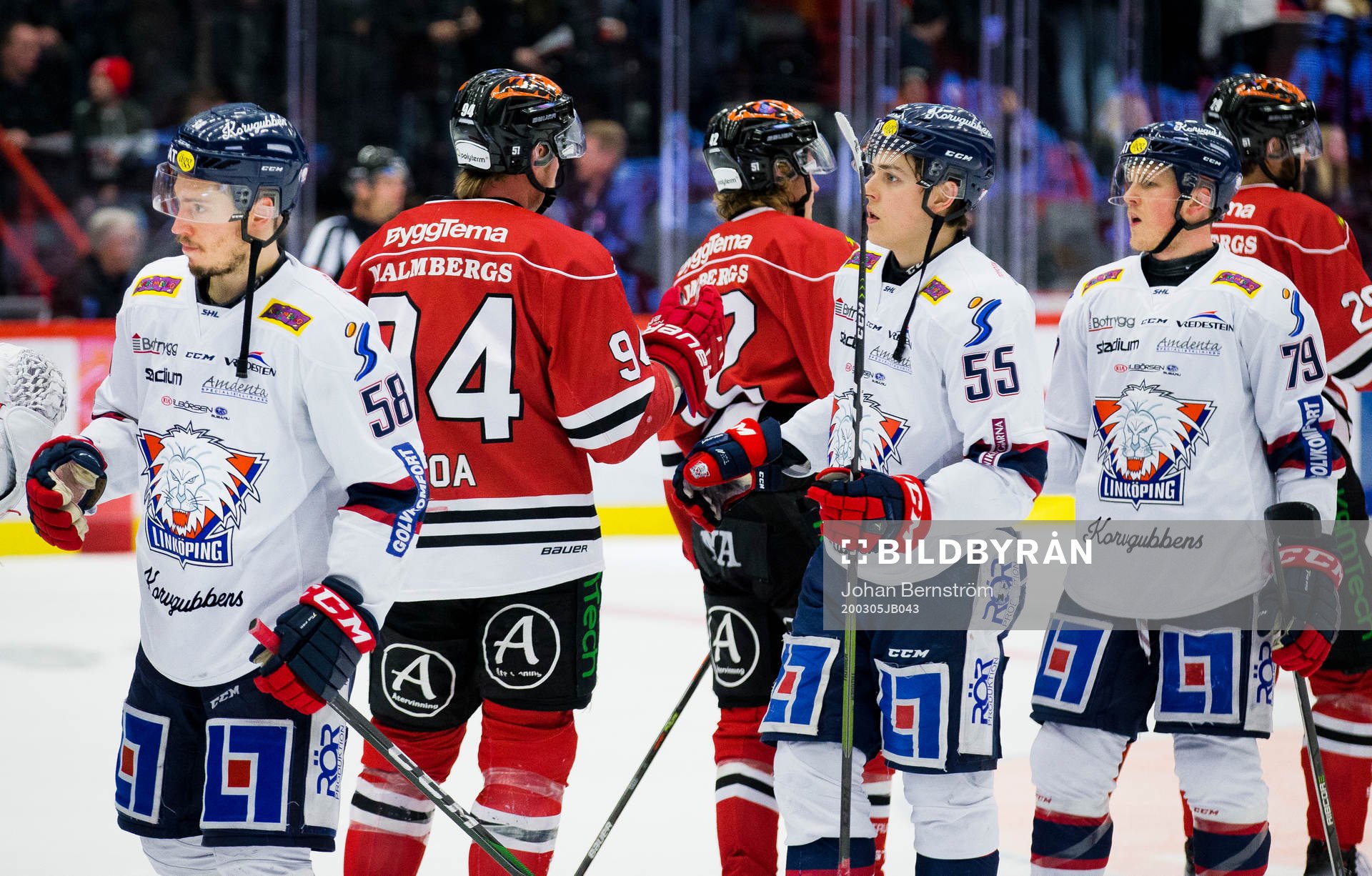Spelarna tackar varandra med handskarna på