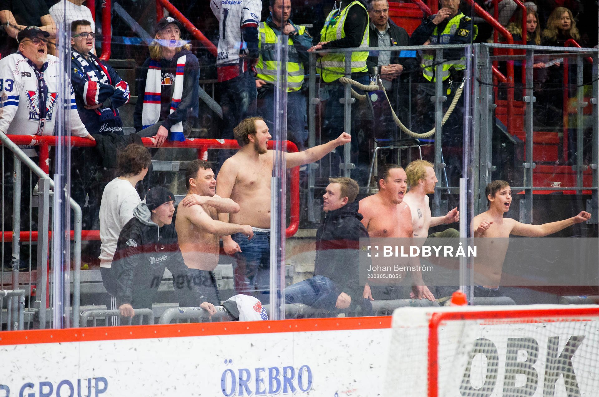 Linköpings supportrar i bar överkropp