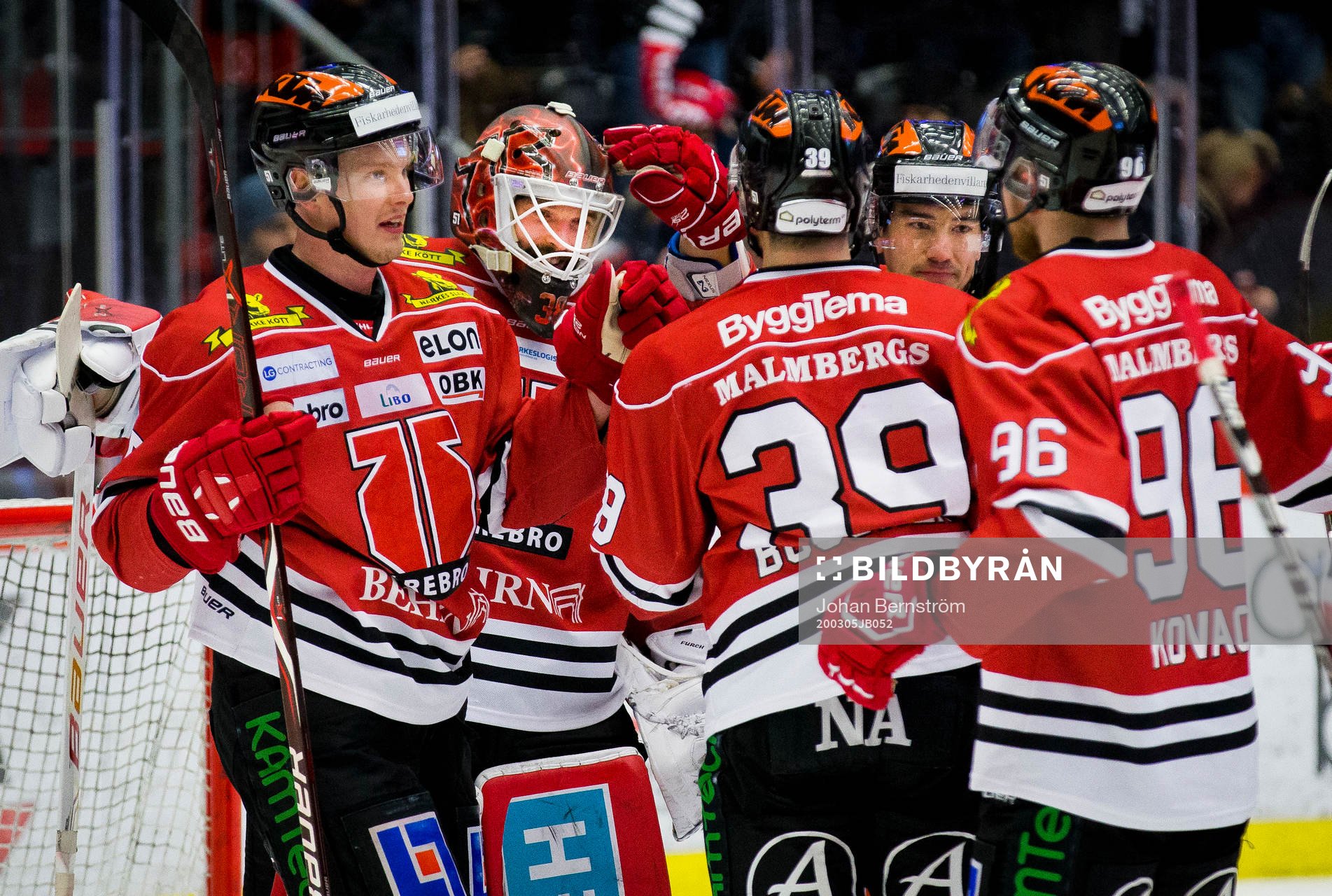Örebrospelarna jublar framför målvakt Dominik Furch
