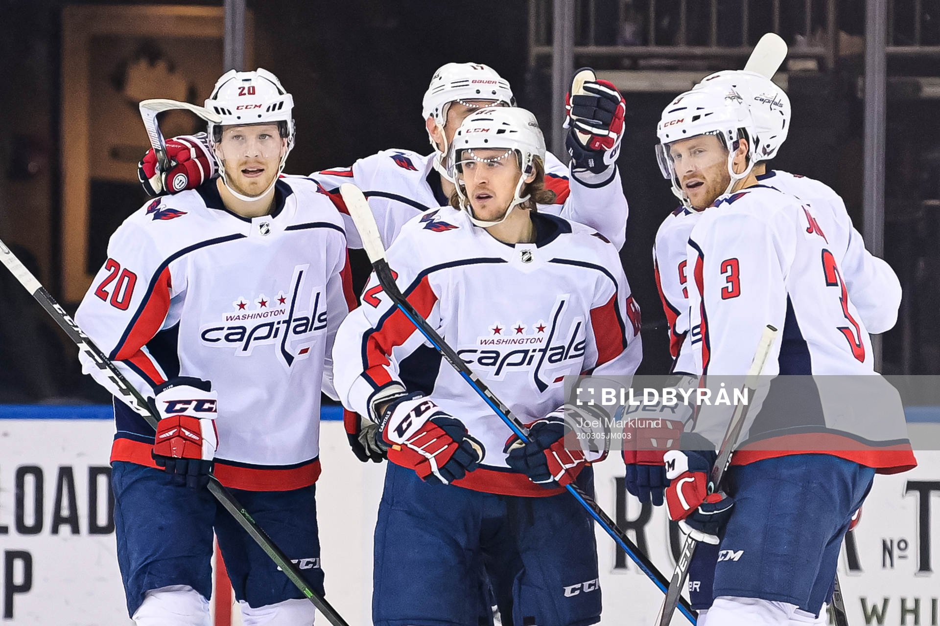 Washington Capitals Carl Hagelin celebrates with teammates