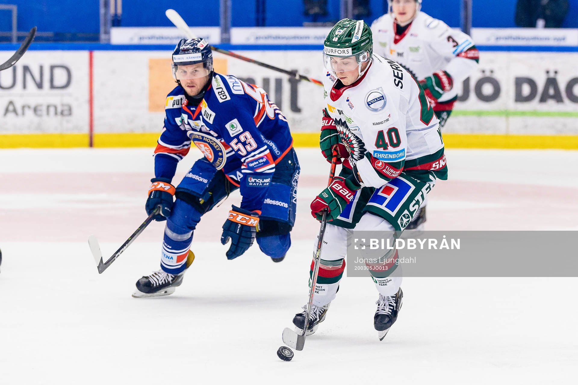 Frölundas Joel Mustonen jagas av Växjös Marcus Paulsson