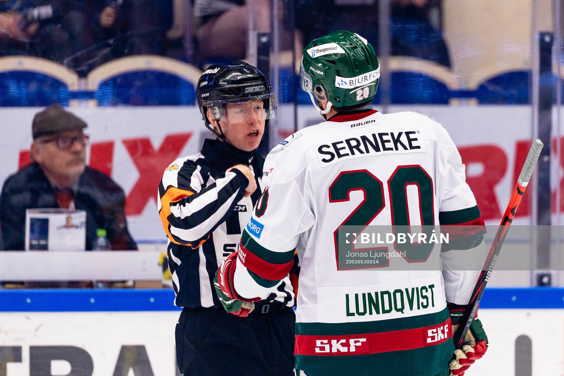 Frölundas Joel Lundqvist pratar med Domare Pehr Claesson