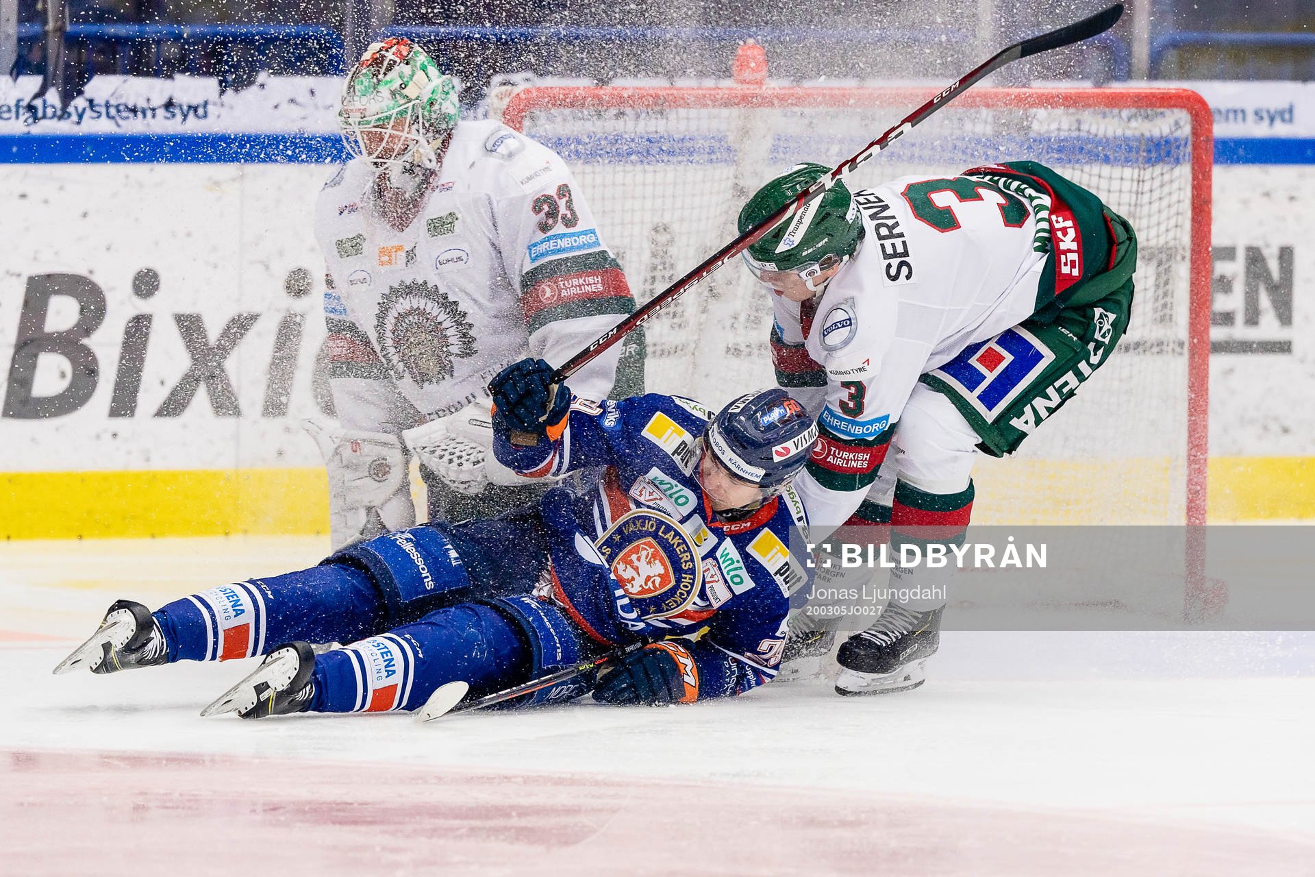 Växjös Pontus Holmberg faller i kan med Frölundas Jacob