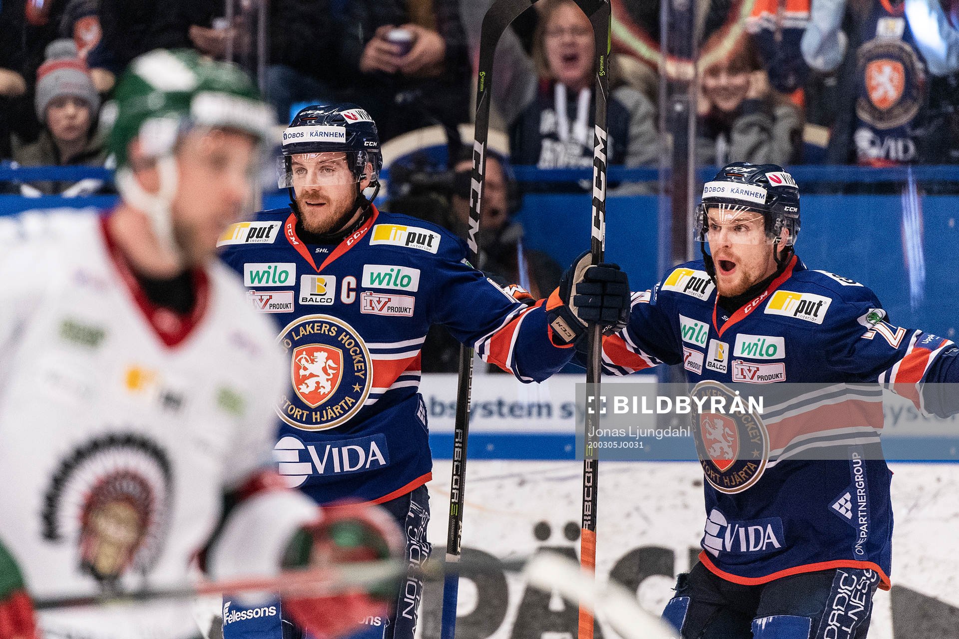 Växjös Erik Josefsson och Brendan Shinnimin jublar