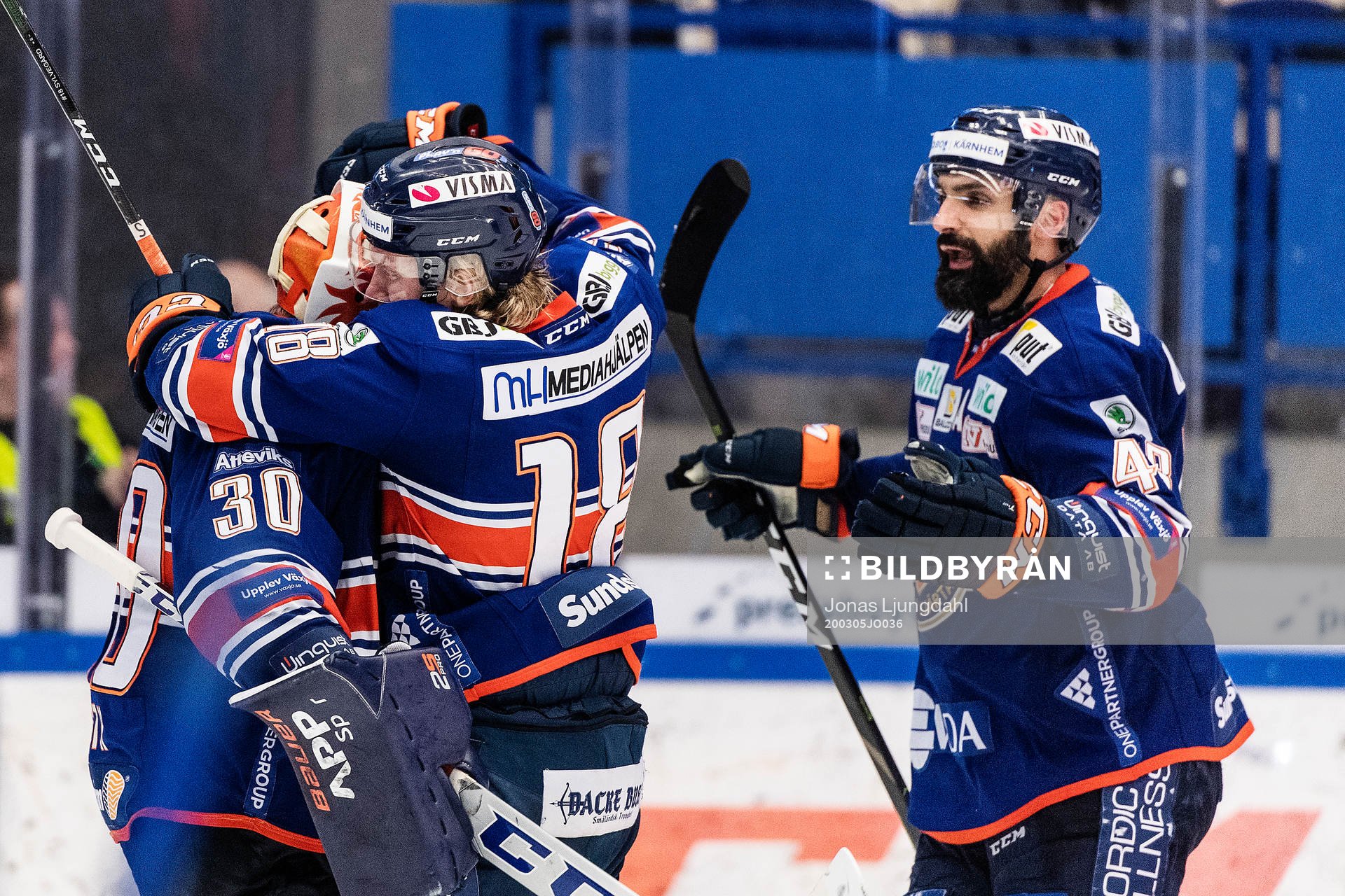 Växjös målvakt Viktor Fasth och Marcus Sylvegård jublar