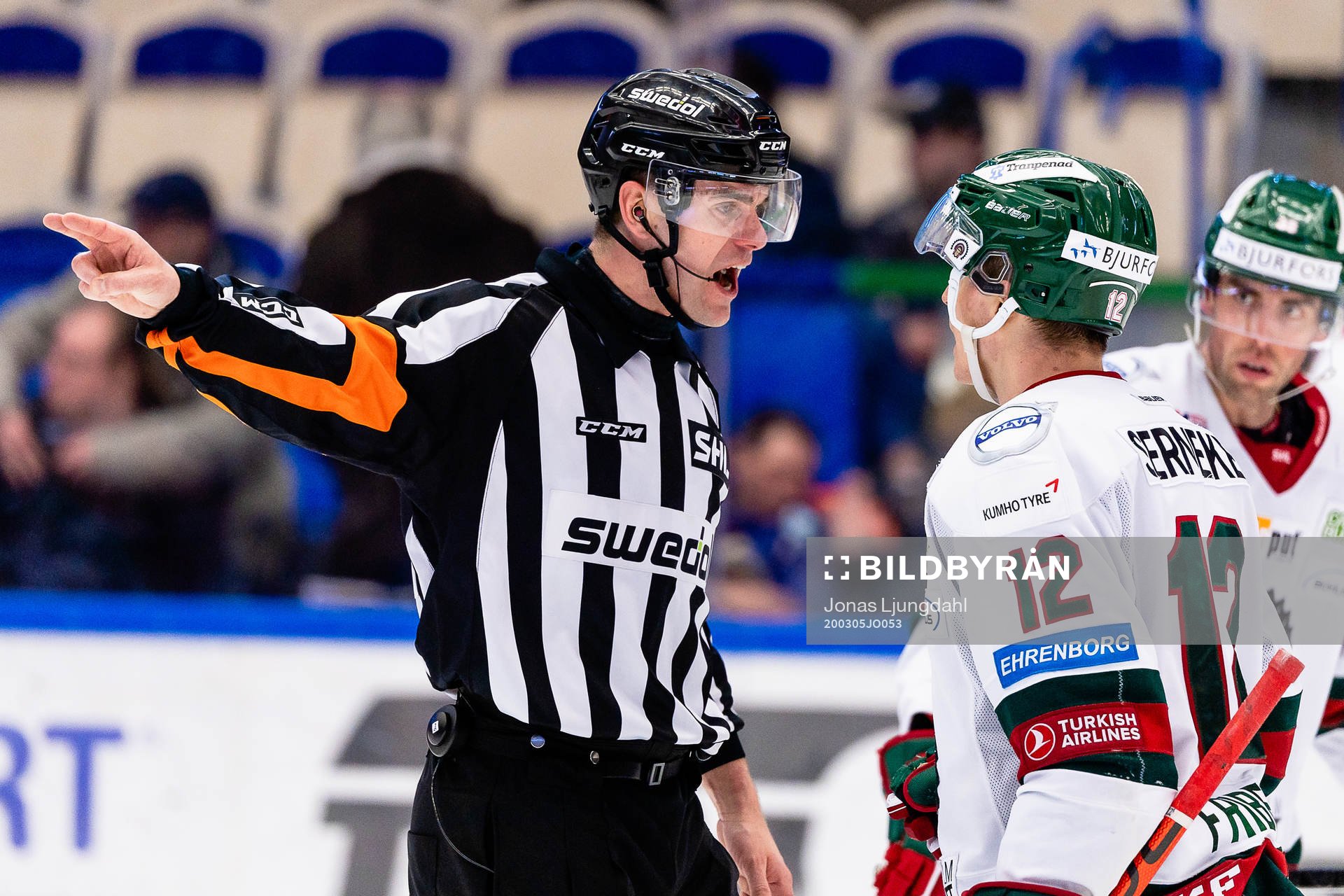 Domare Mikael Holm skäller på Frölundas Max Friberg