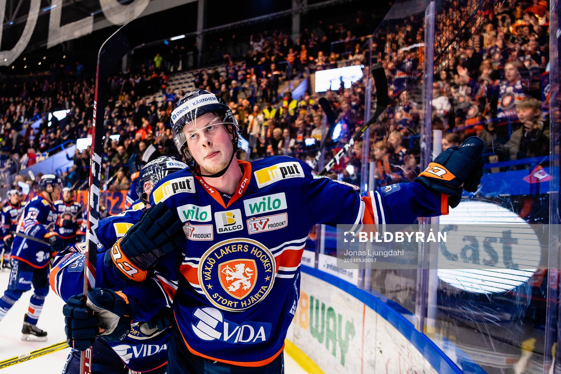 Växjös Fredrik Karlström jublar framför fansen