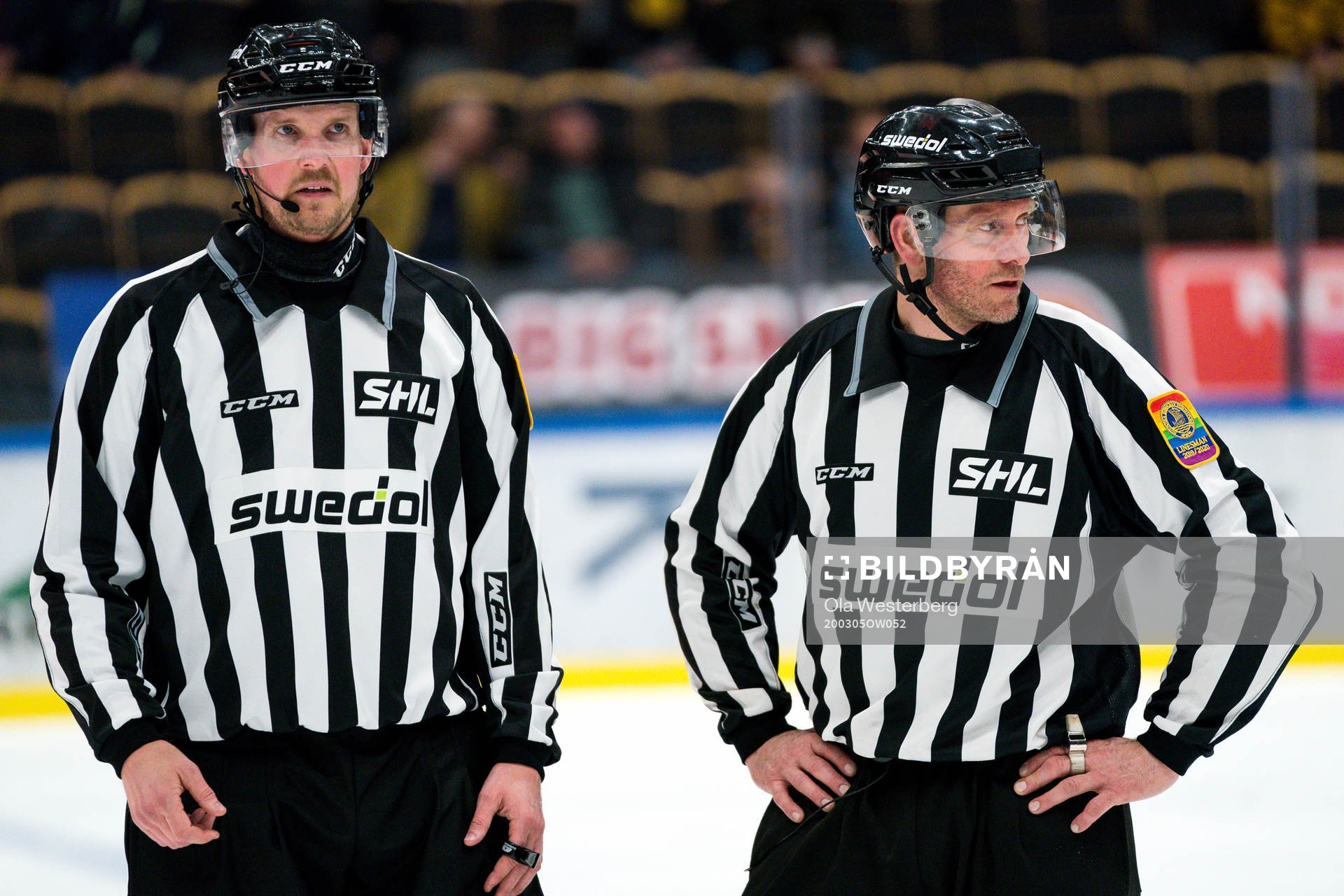 Linjedomare Johannes Käck och linjedomare Janne Sandström
