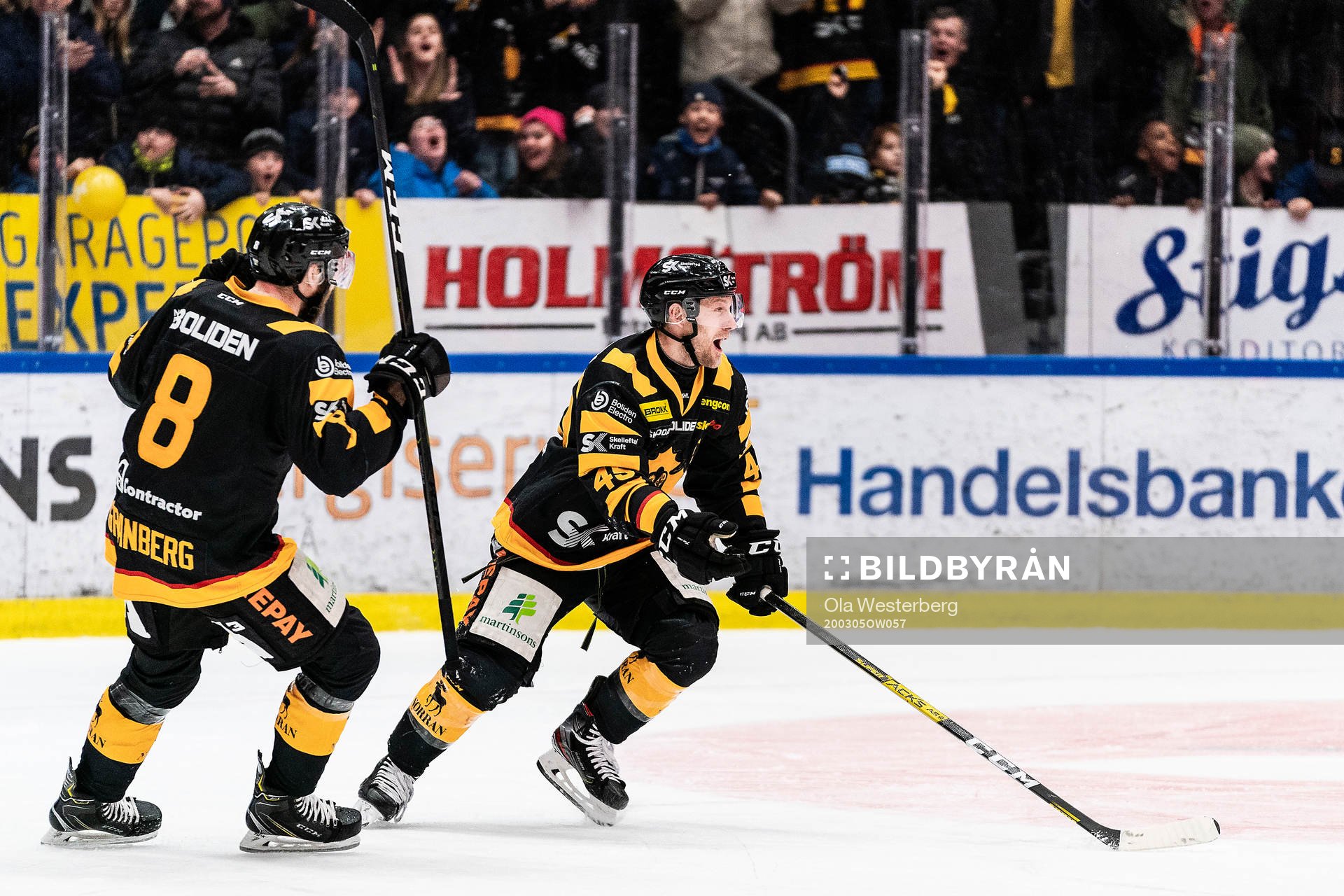 Skellefteås Oscar Möller och Petter Granberg jublar