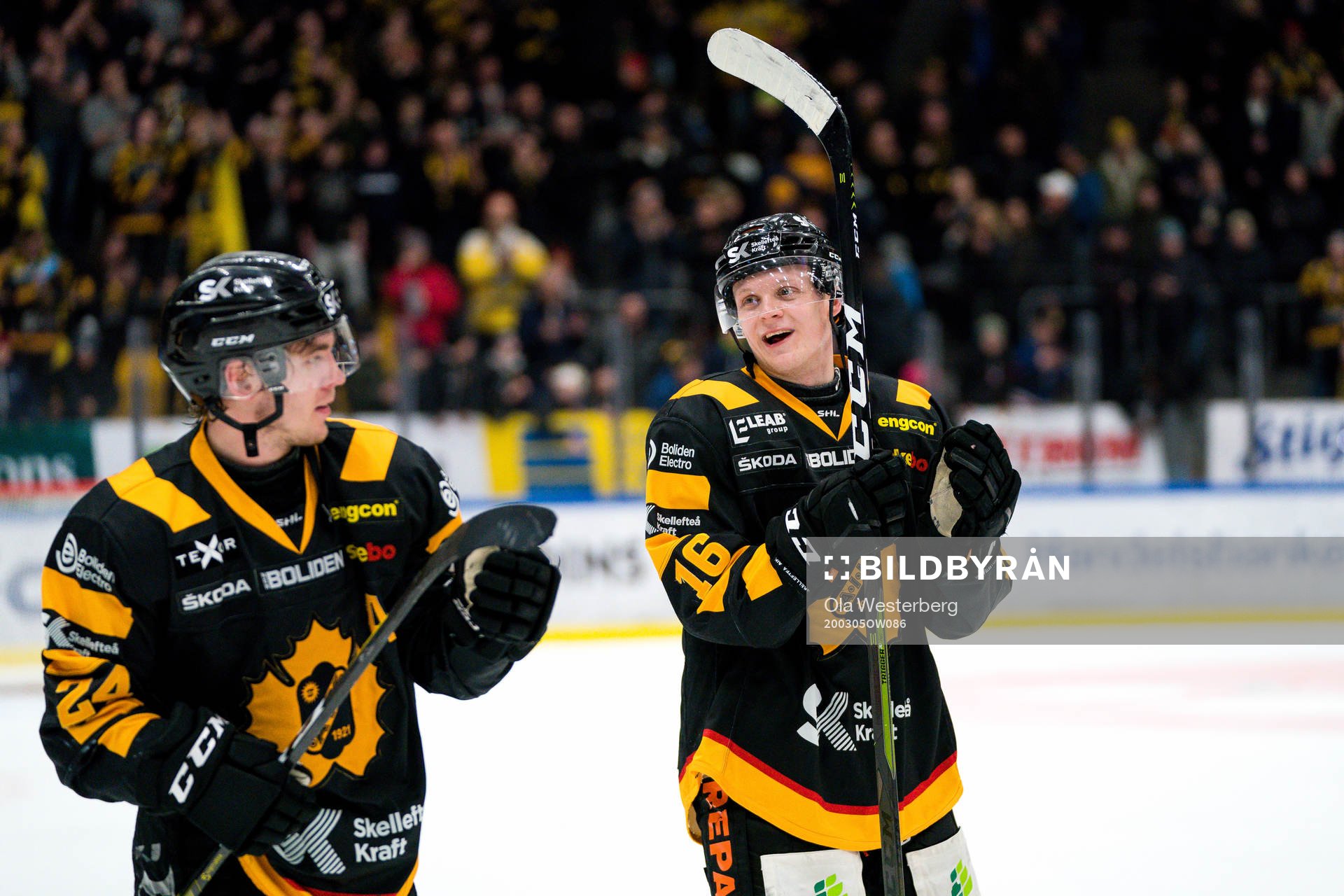 Skellefteås Andreas Wingerli  och Linus Lindström jublar