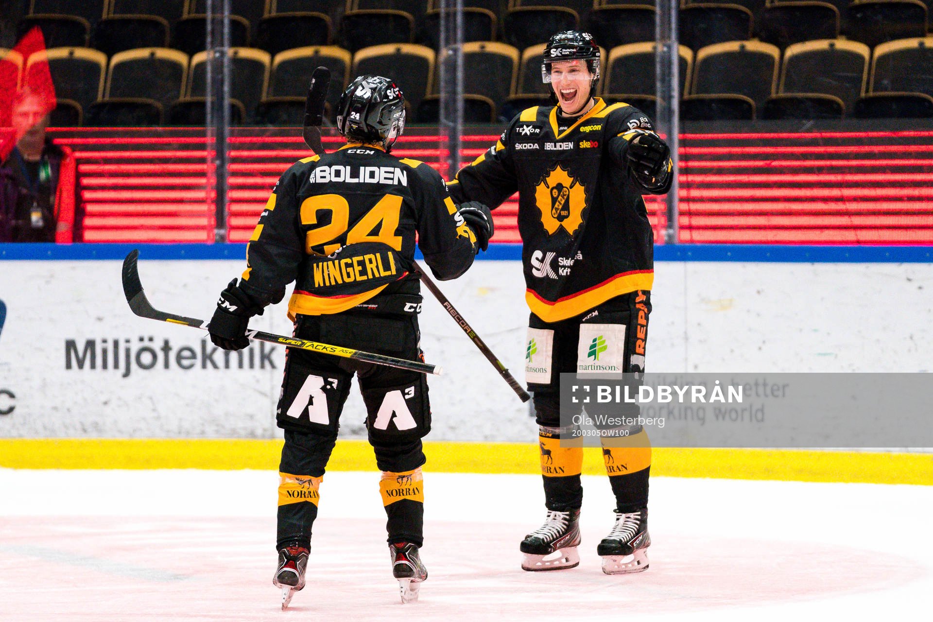 Skellefteås Andreas Wingerli och Robin Alvarez jublar