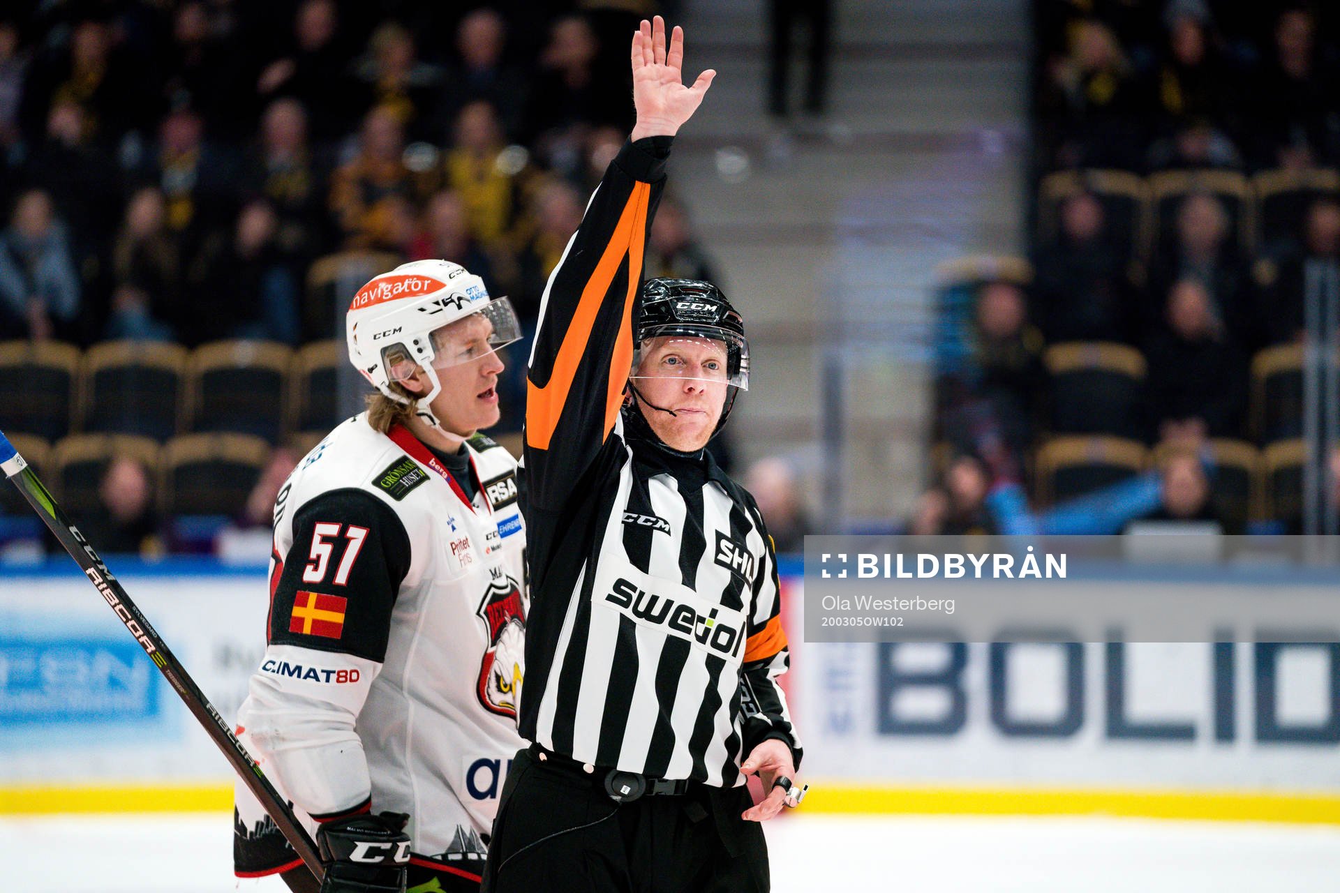 Domaren Mikael Holm och Malmö Redhawks Emil Sylvegård