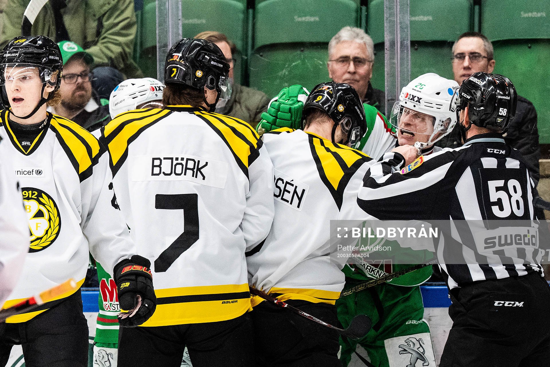 Brynäs Niclas Andersén och Rögles Anton Bengtsson