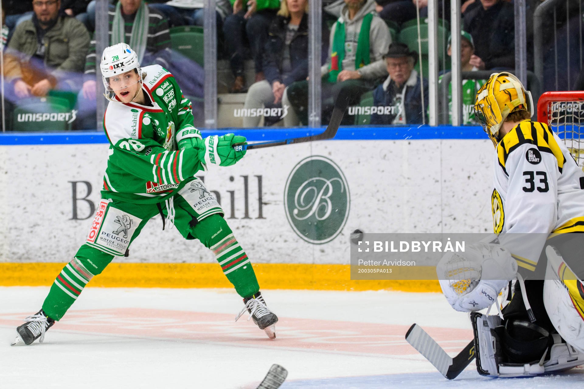 Rögles Dominik Bokk skjuter mot Brynäs målvakt Joacim