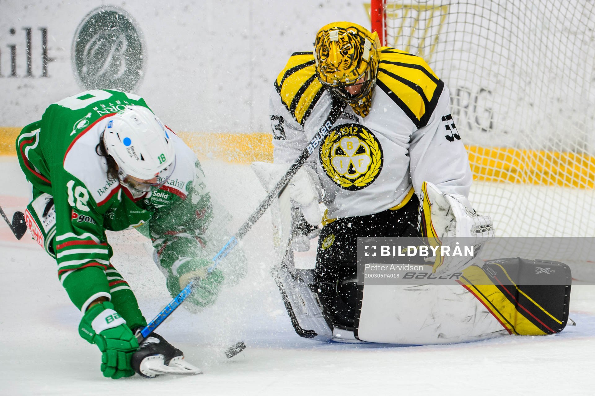 Rögles Dennis Everberg och Brynäs målvakt Joacim