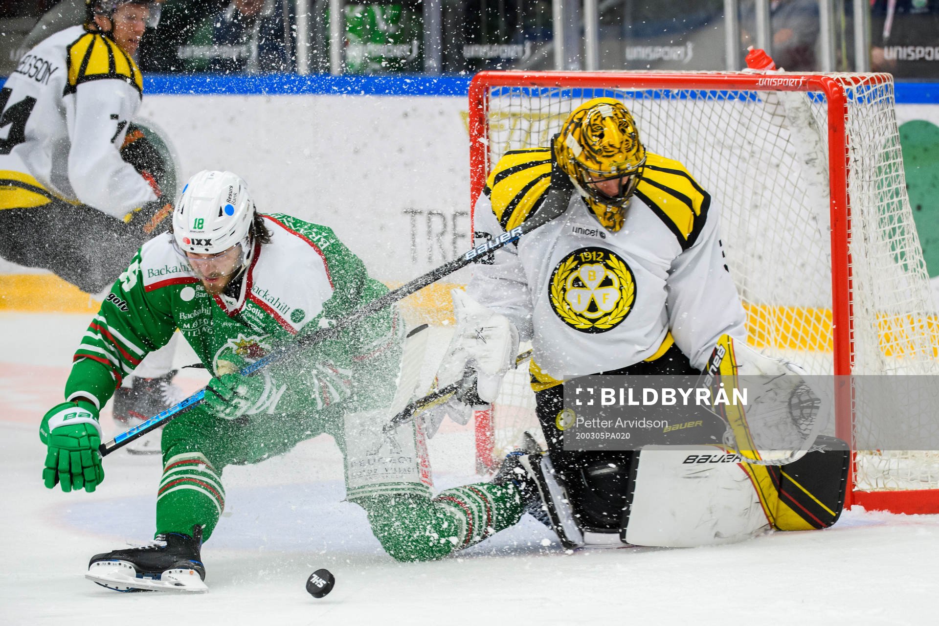 Rögles Dennis Everberg och Brynäs målvakt Joacim