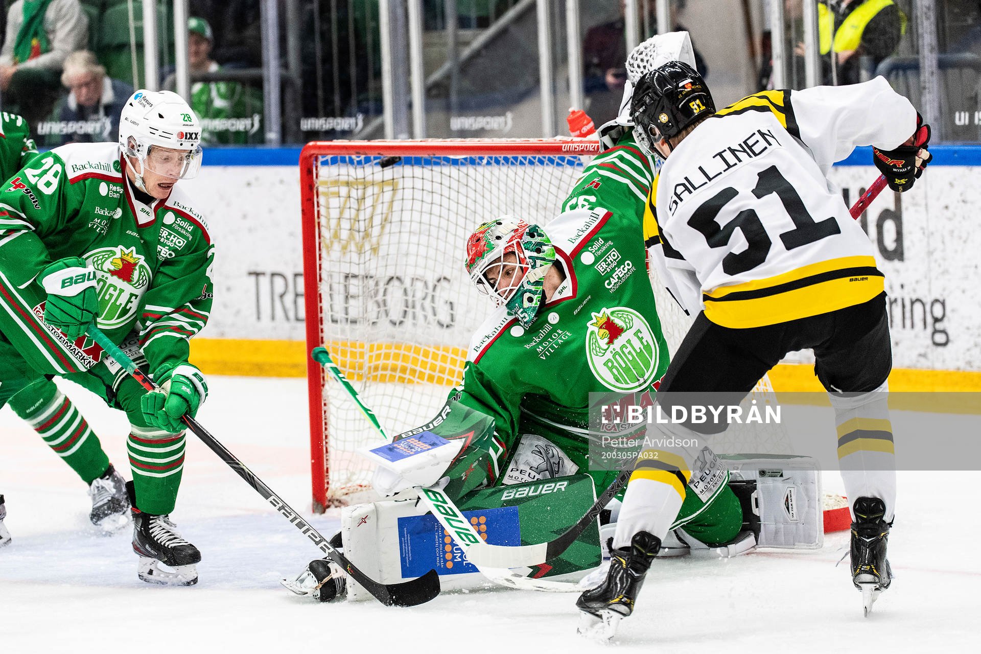 Brynäs Tomi Sallinen gör 2-2 bakom Rögles målvakt Roman