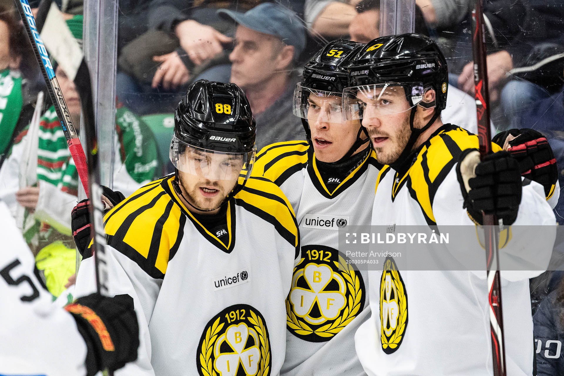Brynäs Tomi Sallinen och Jaedon Descheneau jublar