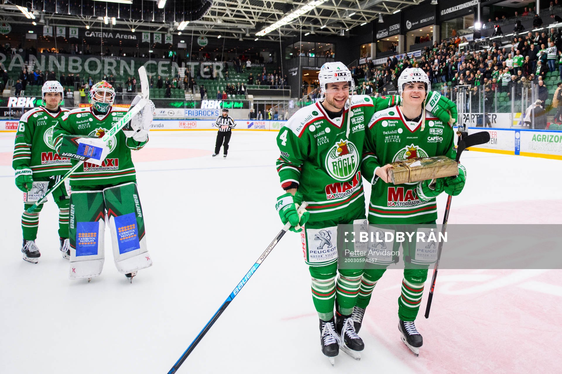 Rögles Kodie Curran och Melker Eriksson jublar