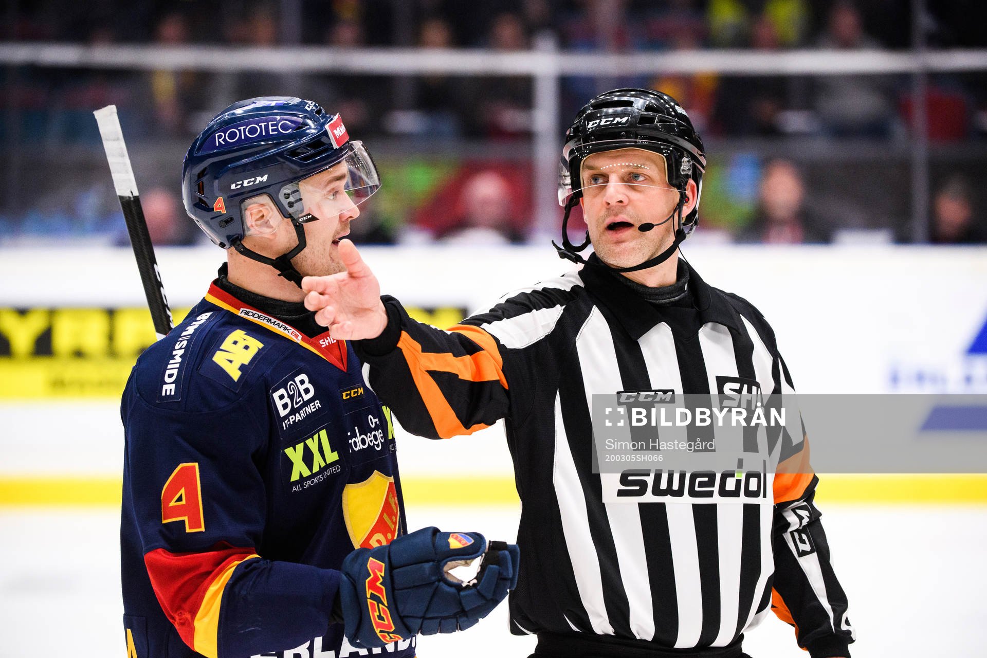 Djurgårdens Marcus Högström i samtal med domare Mikael
