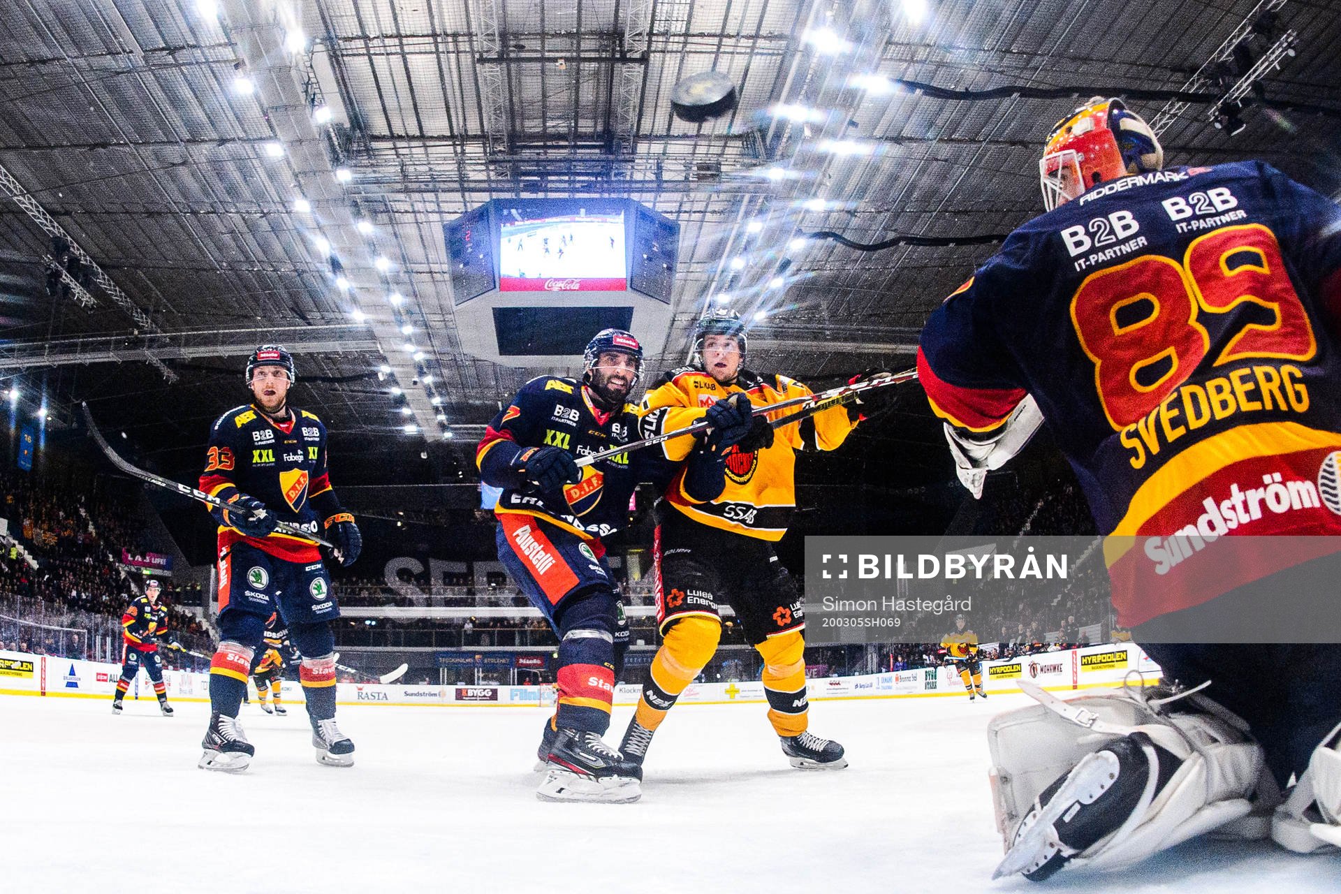 Luleås Carl Mattsson, ej i bild, gör 1-1 bakom