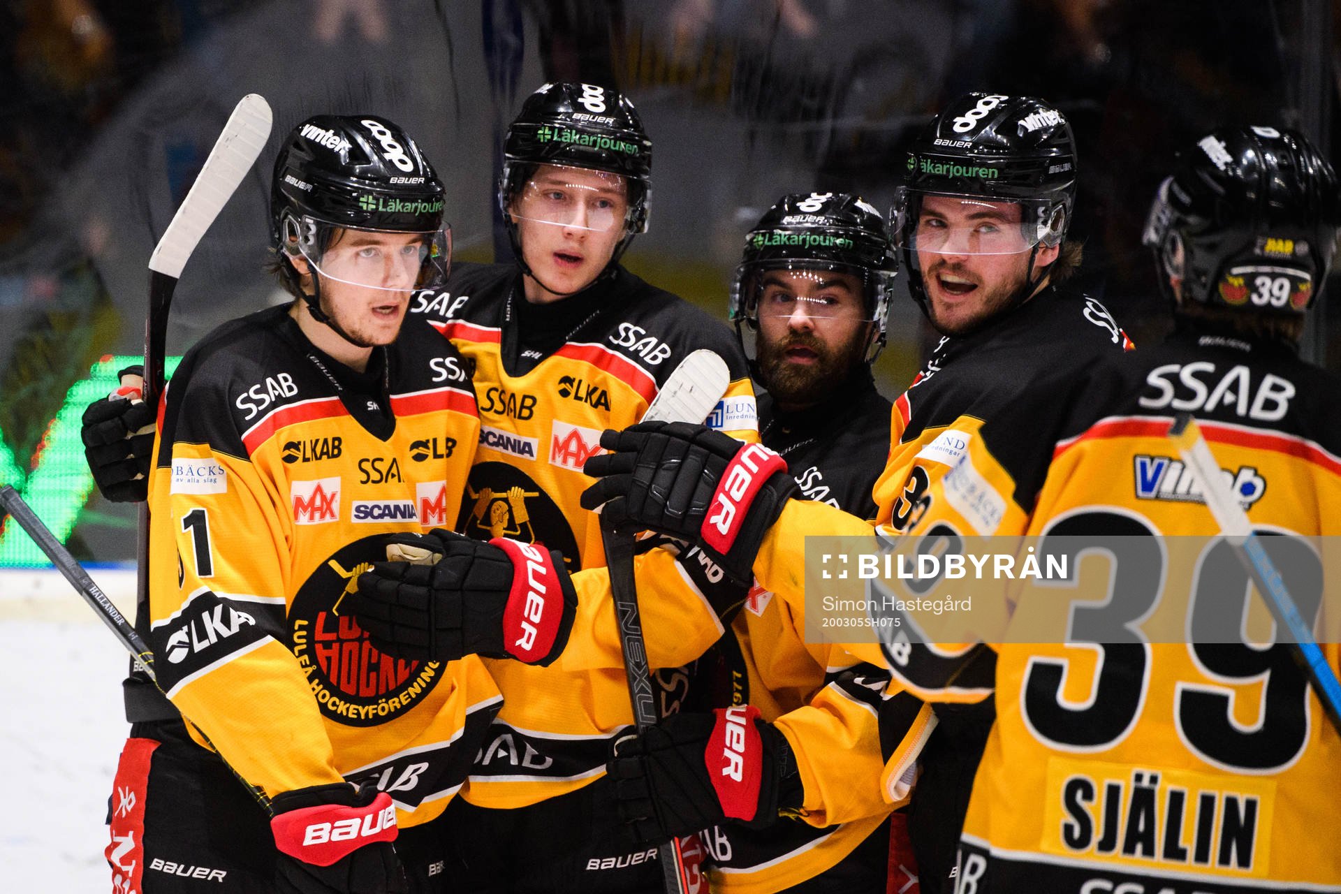 Luleås Filip Hållander och Carl Mattsson jublar