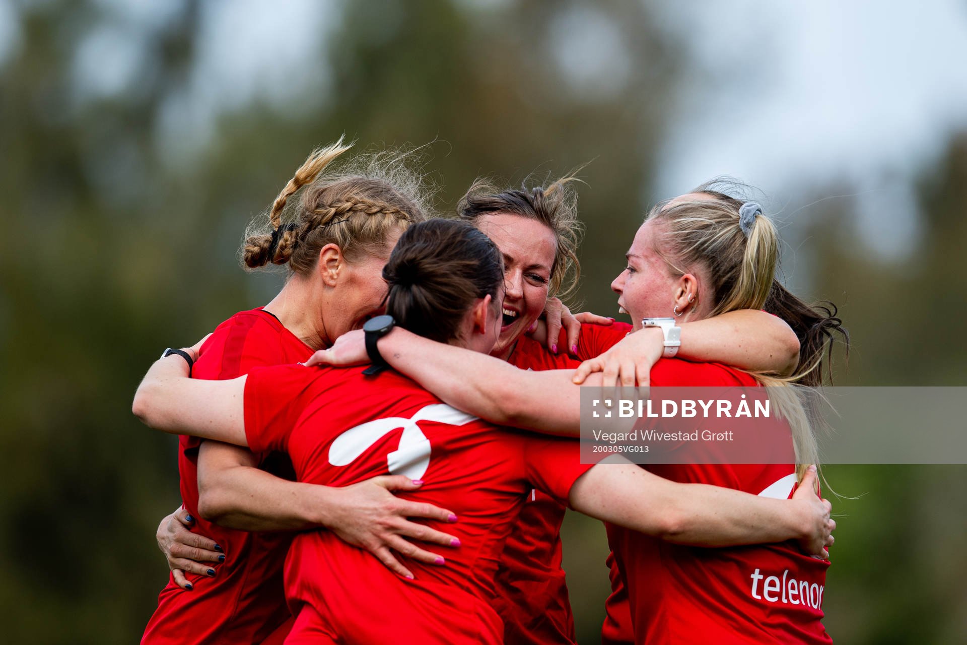 Kristine Minde, Therese Sessy Åsland and teammates of the