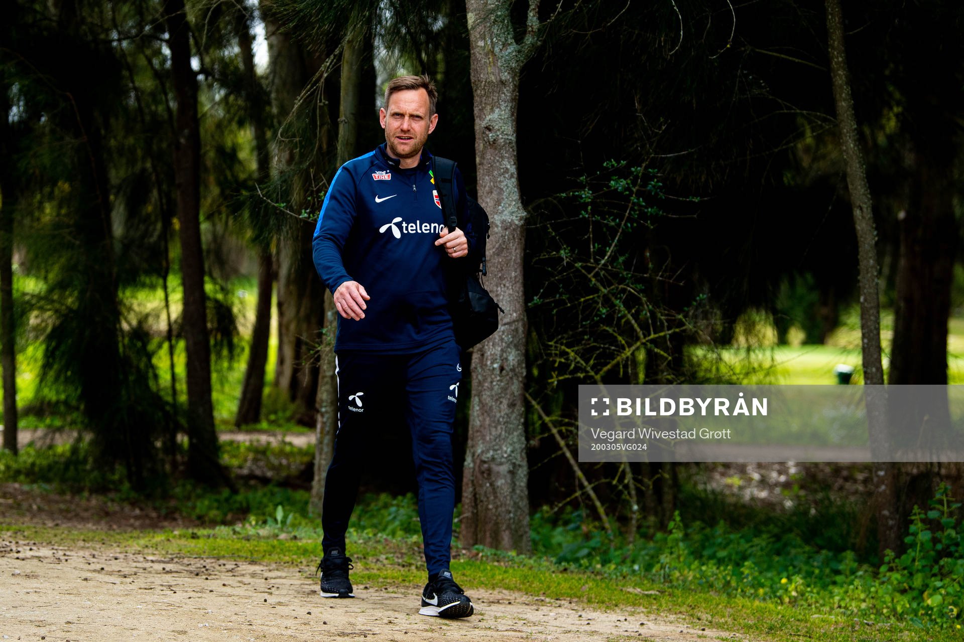Martin Sjögren, head coach of Norway, at a training session