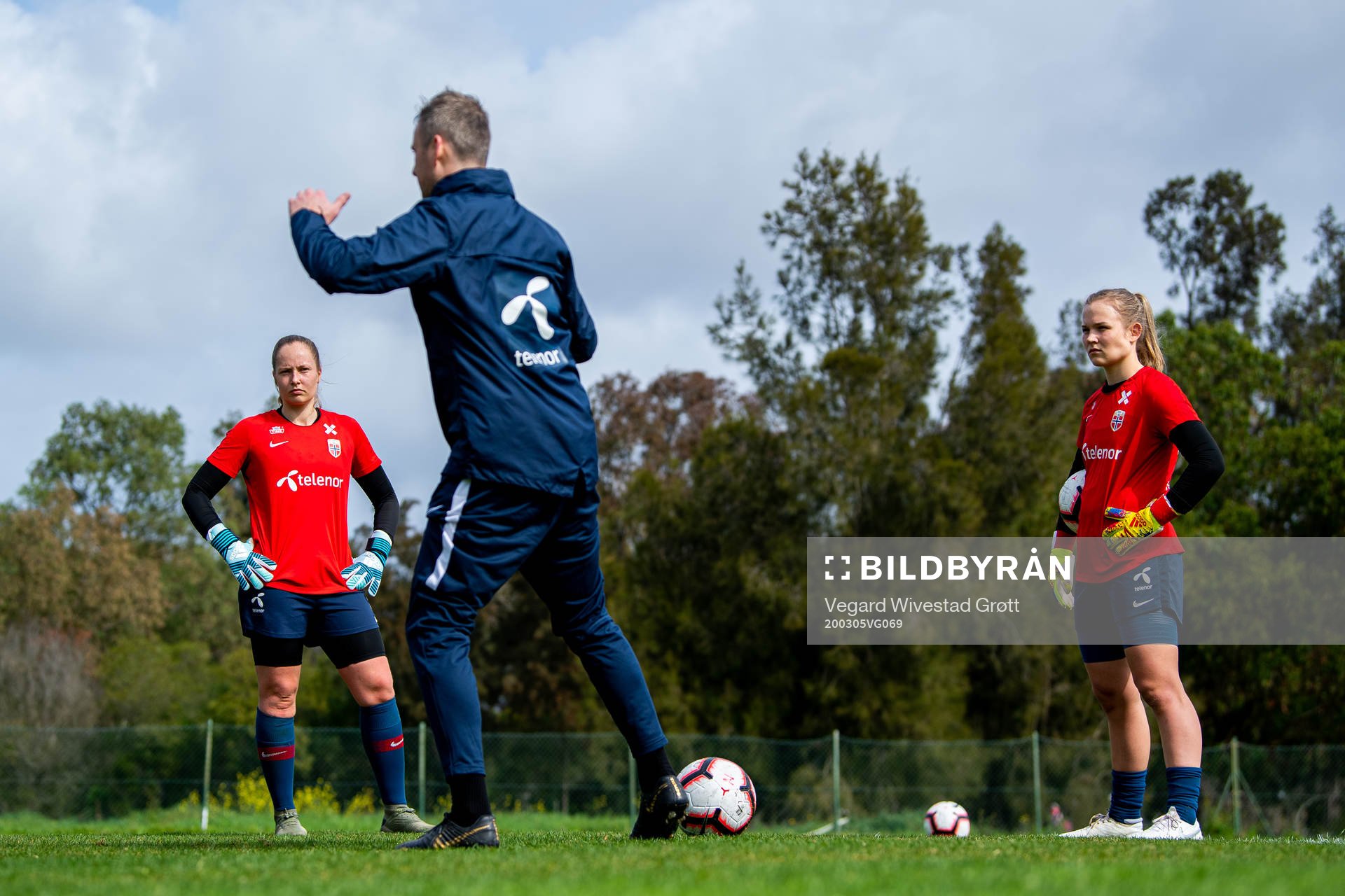 Goalkeepers Aurora Mikalsen and Oda Maria Hove Bogstad