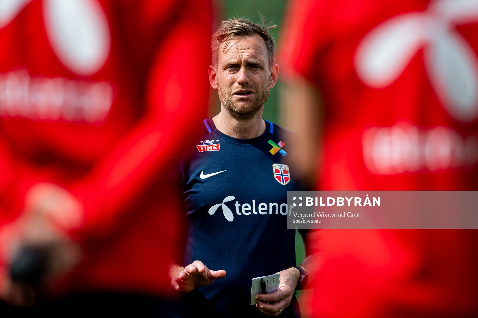 Martin Sjögren, head coach of Norway, at a training session