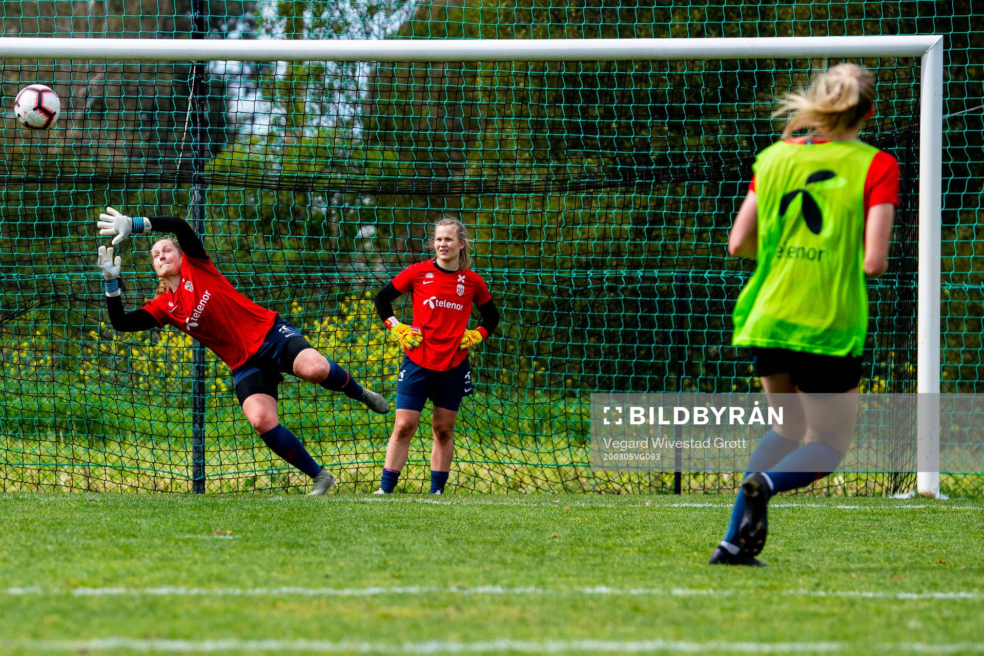 Goalkeeper Aurora Mikalsen, goalkeeper Oda Maria Hove