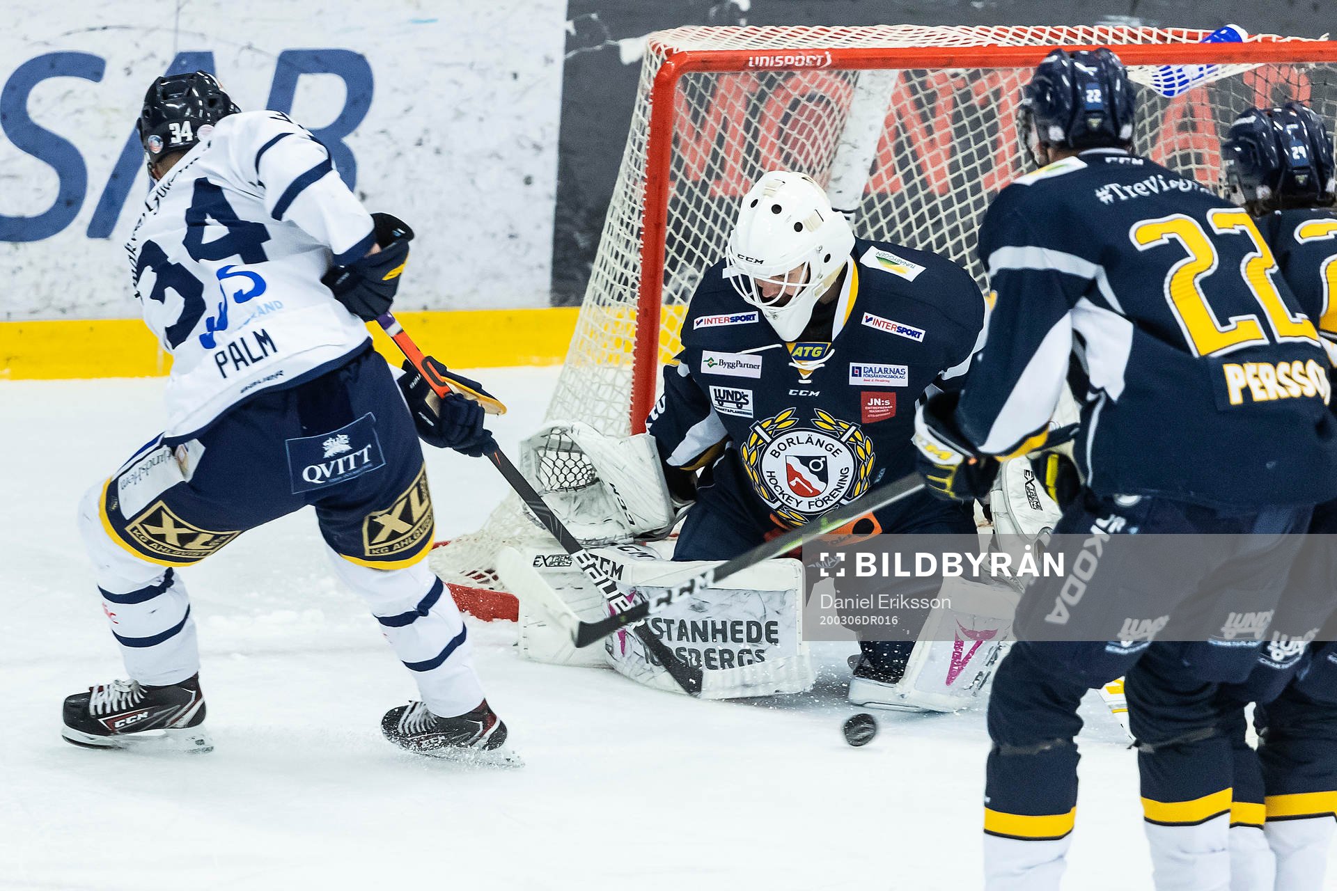 Visby/Romas Erik Palm och Borlänges målvakt Alexander