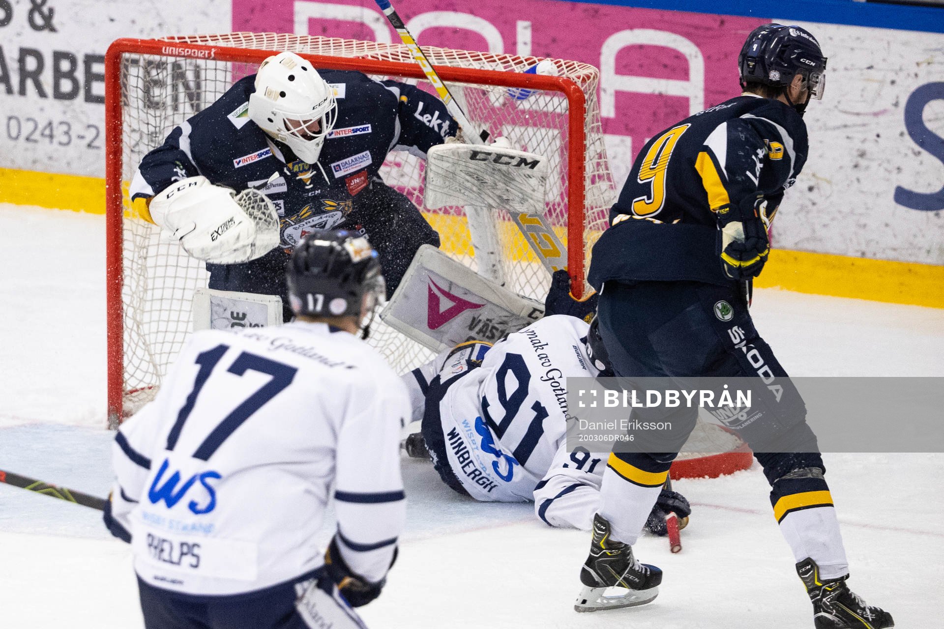 Visby/Romas Eric Winbergh åker in i Borlänges målvakt