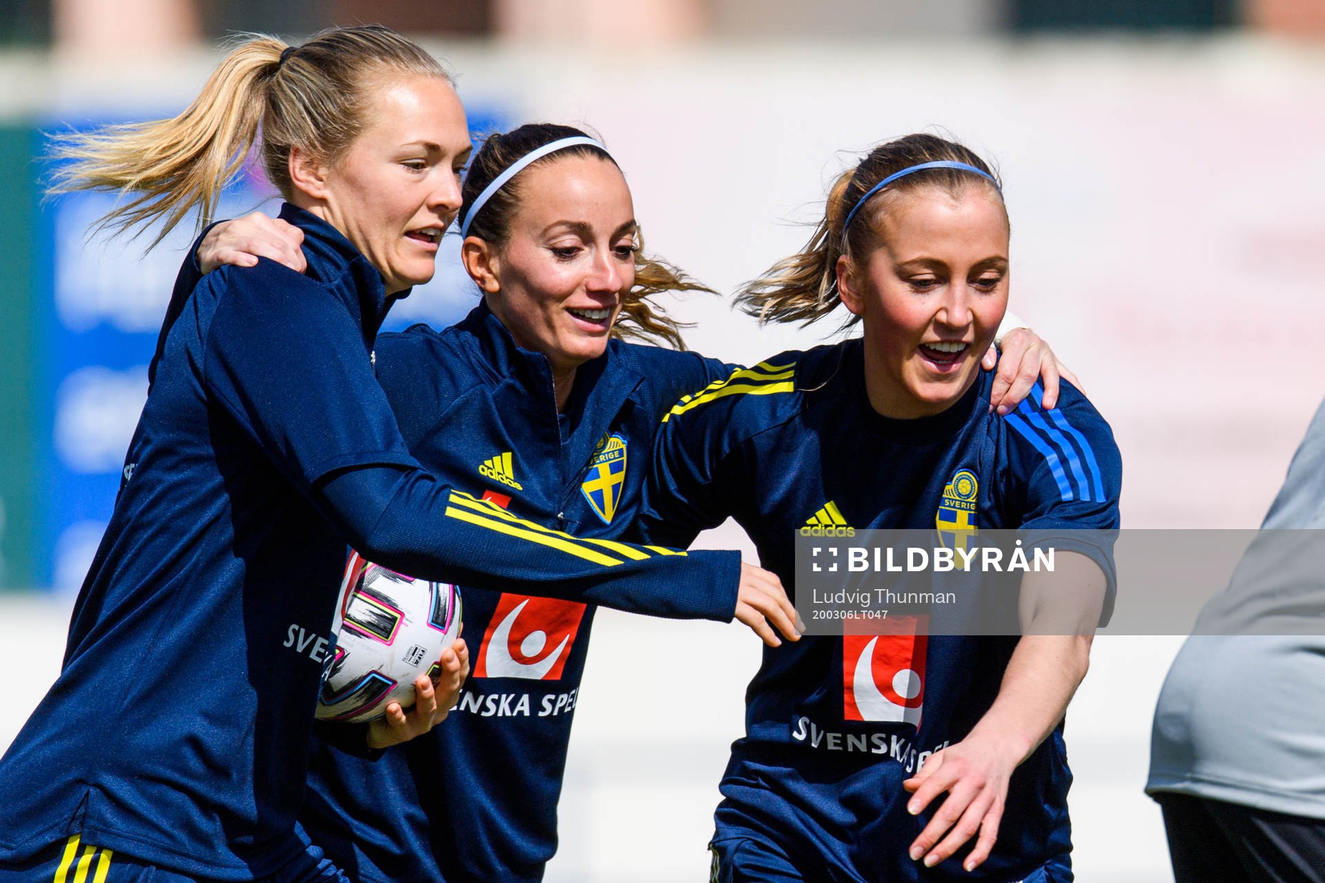 Magdalena Eriksson, Kosovare Asllani and Julia Karlernäs