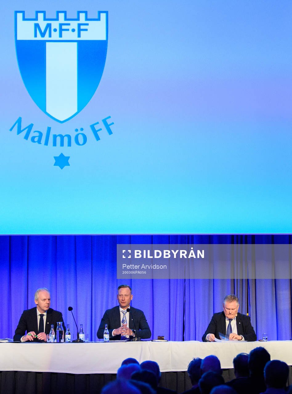 Sekreterare Pontus Hansson, mötets ordförande Hans Petterson och ordförande Anders Pålsson under Malmö FFs årsmöte den 6 mars 2020 i Malmö.