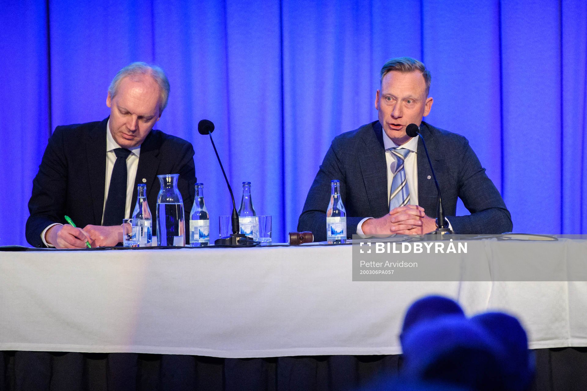 Sekreterare Pontus Hansson och mötets ordförande Hans