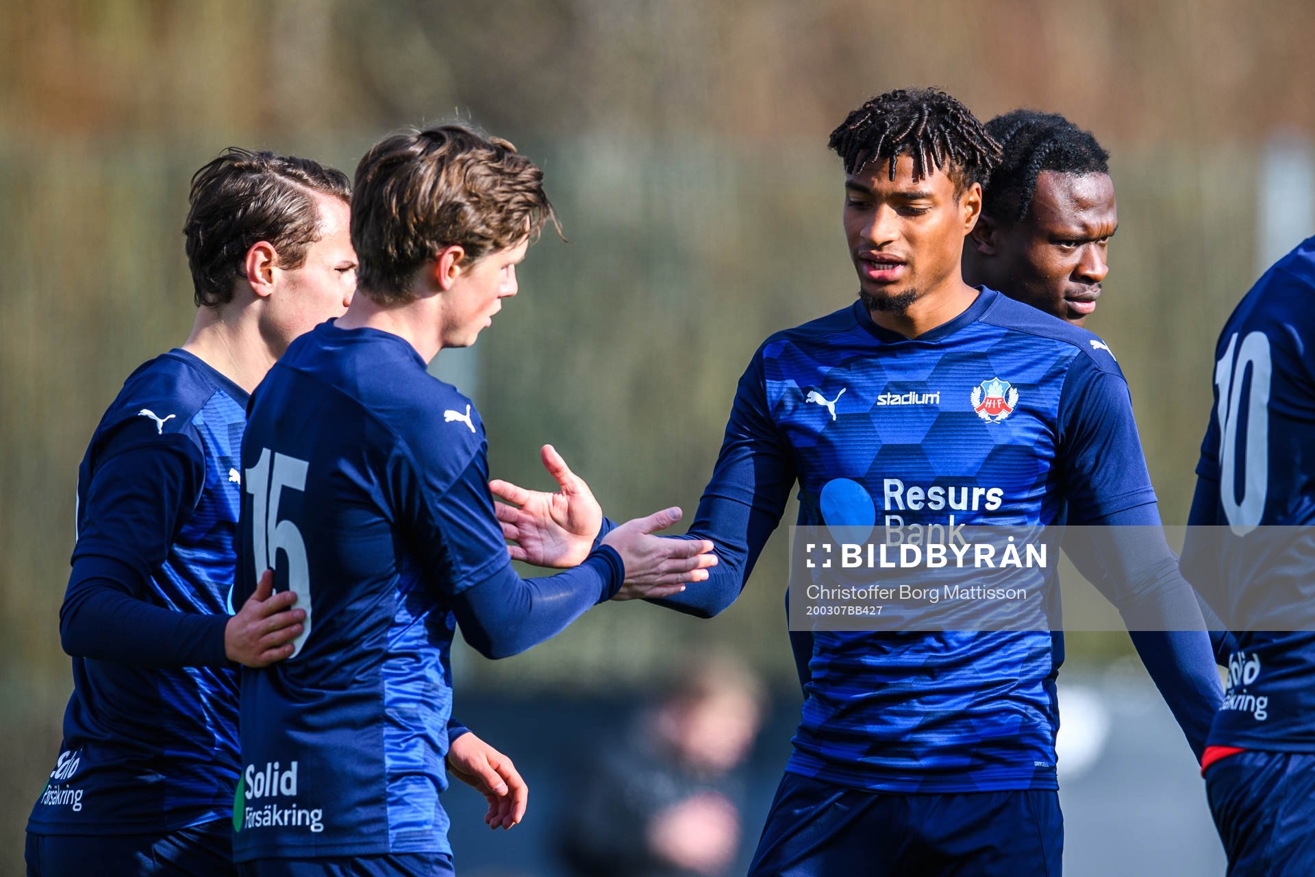 Helsingborgs Max Svensson och Joseph Ceesay jublar efter 1-0 under en träningsmatch i fotboll mellan Helsingborg och Lunds BK den 7 mars 2020 i Helsingborg.