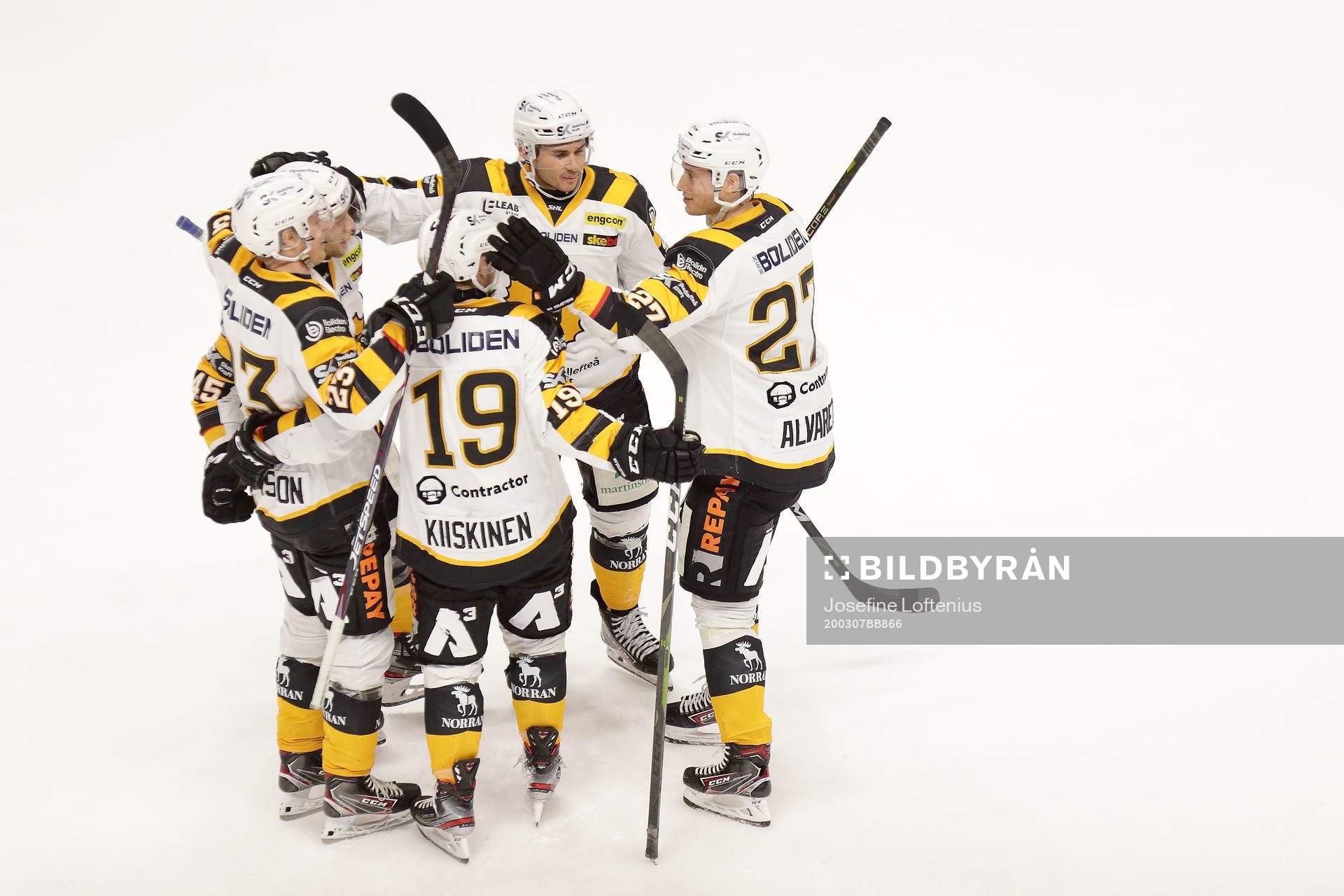 Skellefteås Jacob Andersson jublar med bland andra Tuomas