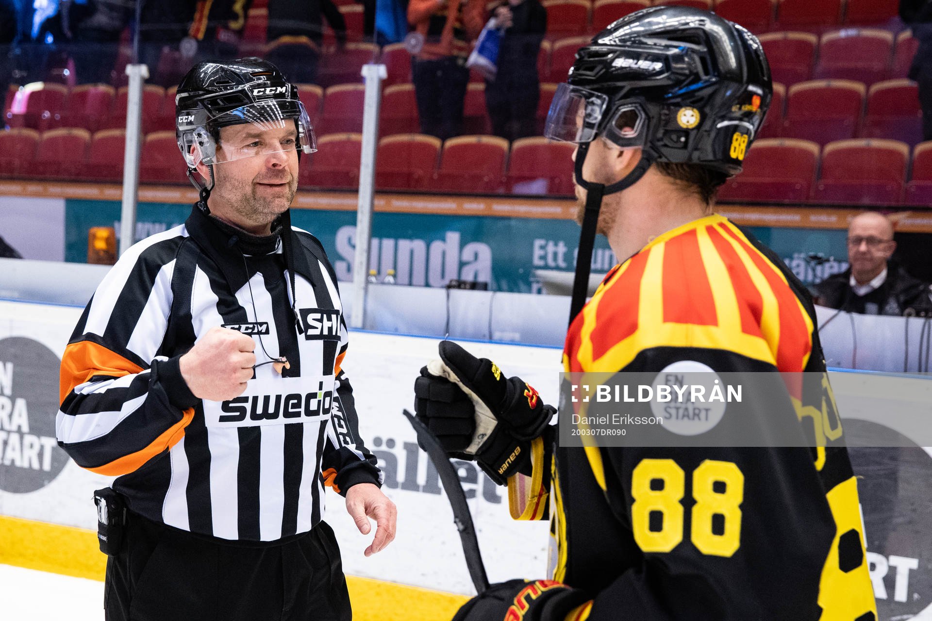 Domare Patrik Sjöberg och Brynäs Jaedon Descheneau