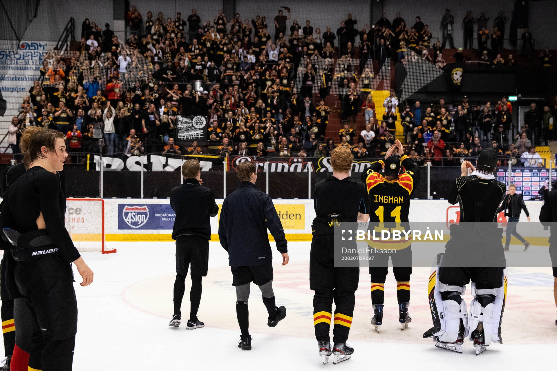 Brynäs spelarna tackar fansen