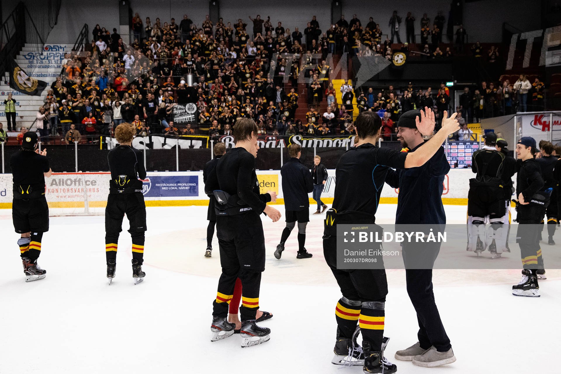 Brynäs spelarna tackar fansen