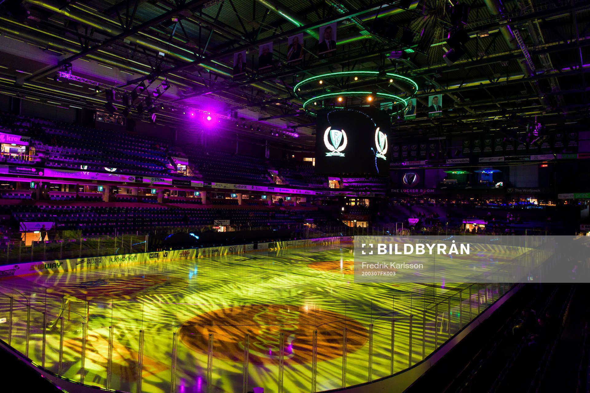 Löfbergs Arena är upplyst med lila och gult