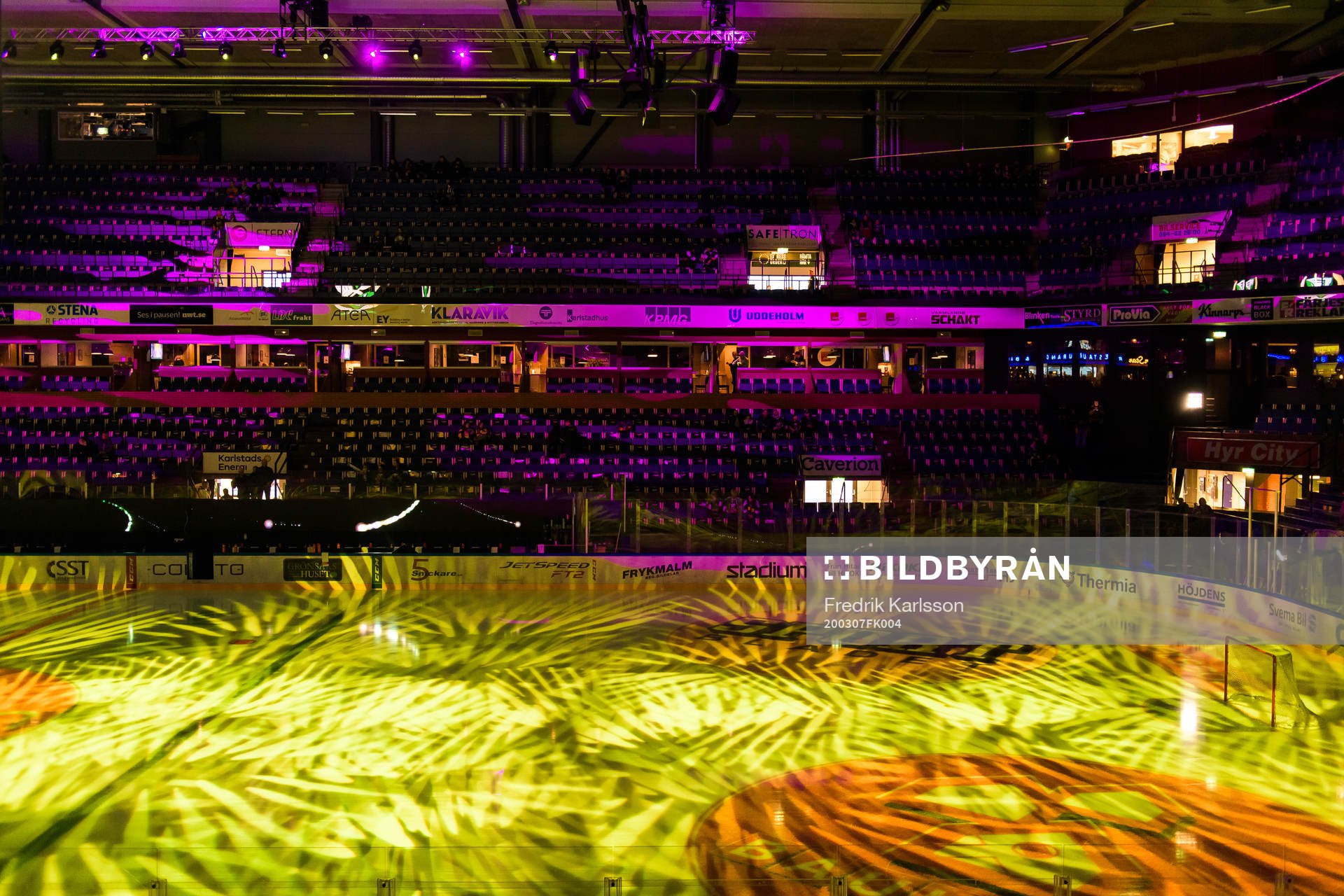 Löfbergs Arena är upplyst med lila och gult