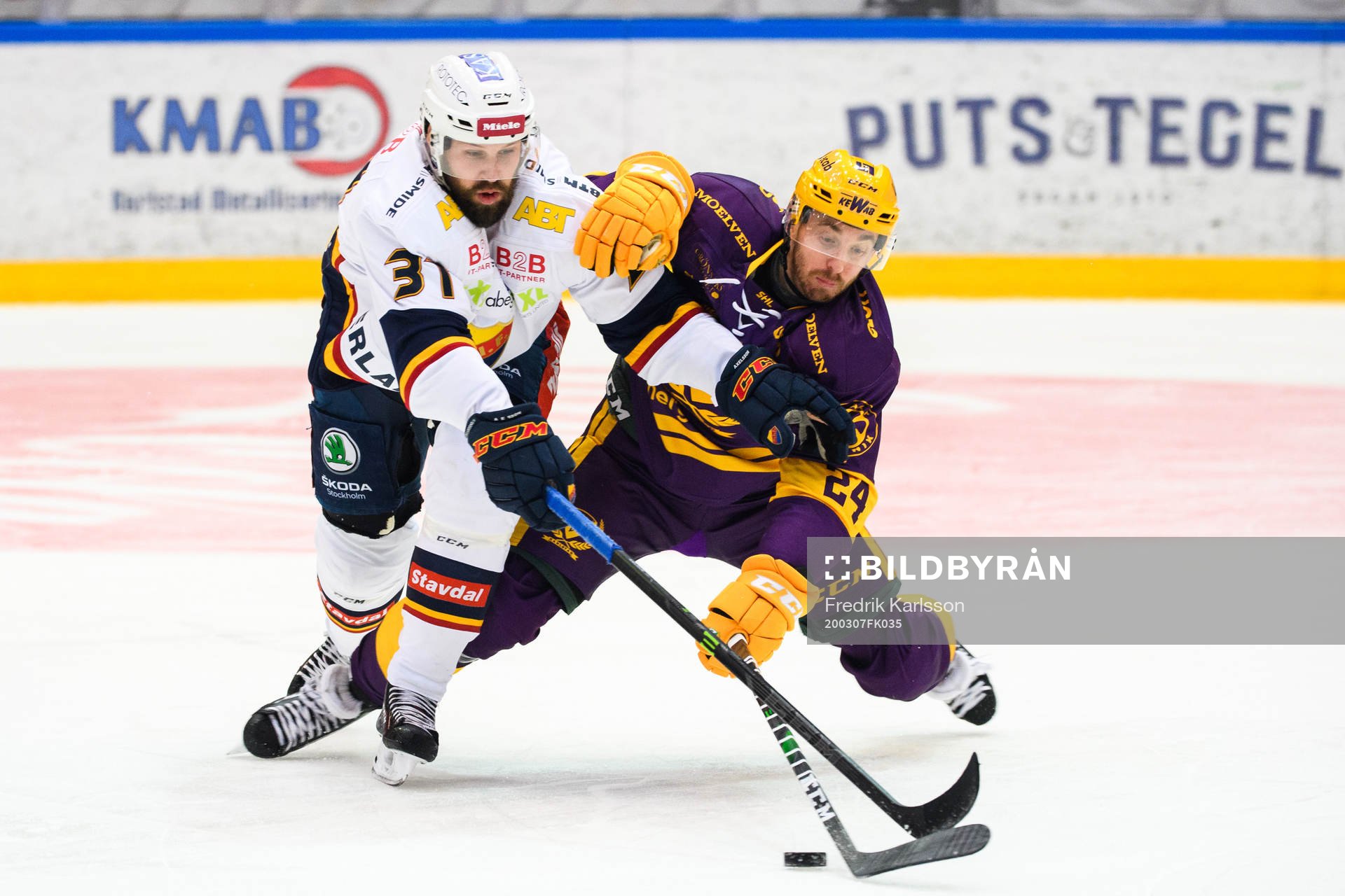 Djurgårdens Dick Axelsson och Färjestads Jonathon Blum