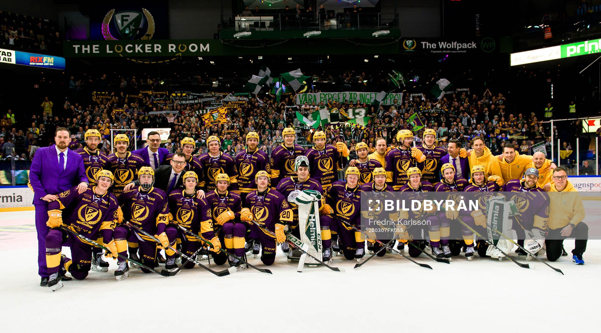 Färjestads spelare och ledare ställer upp för en lagbild