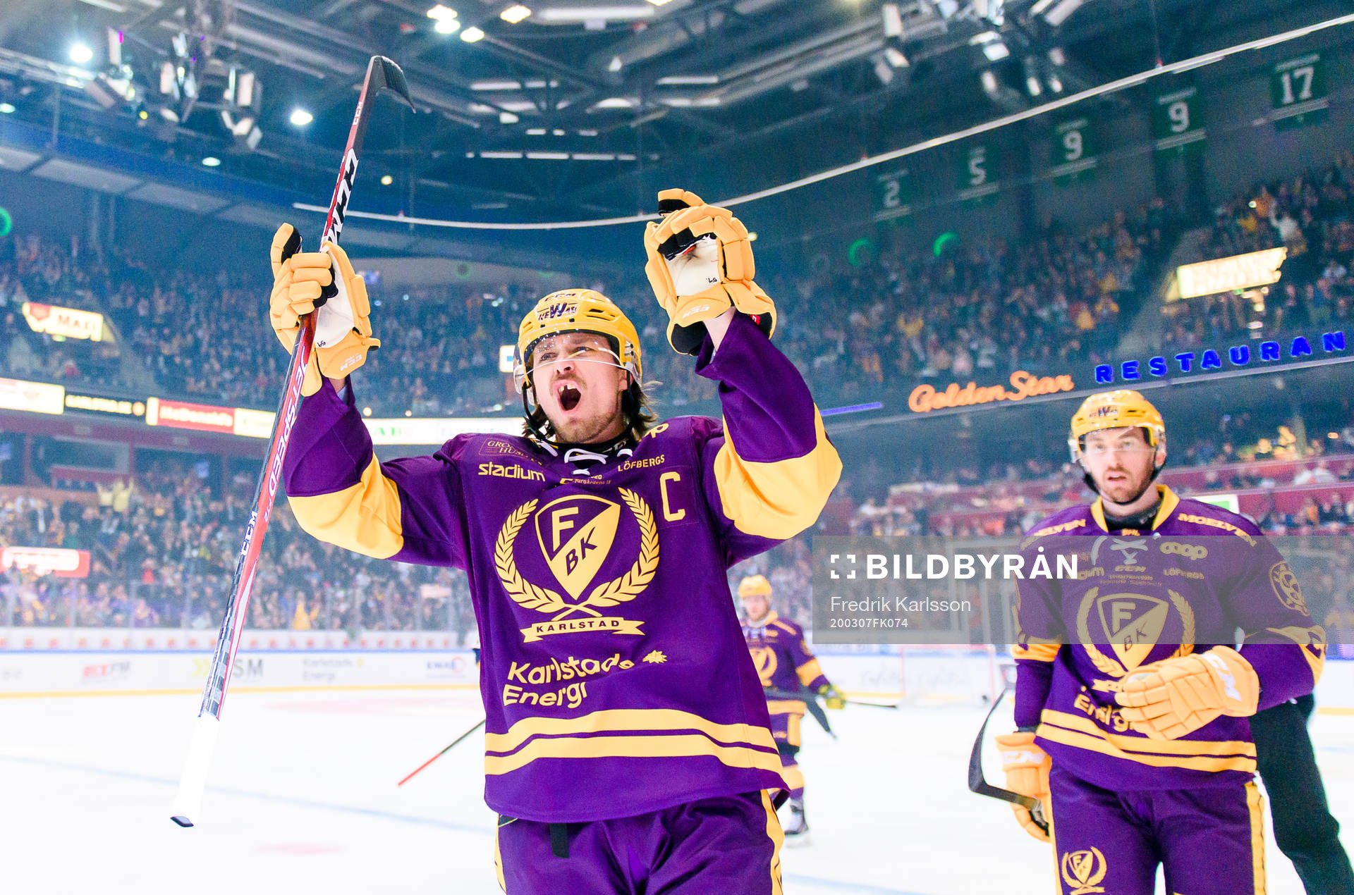 Färjestads Linus Johansson jublar