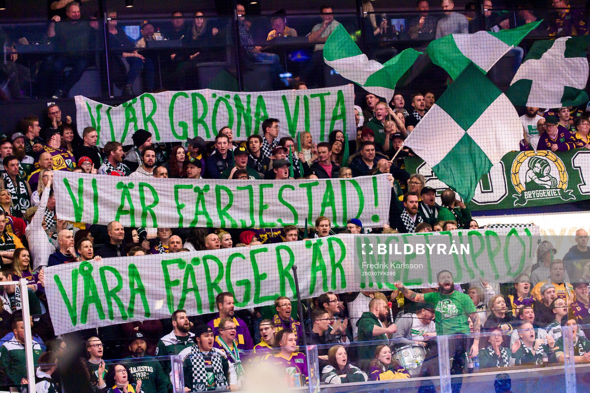 Färjestads supportrar håller upp en banderoll med text på