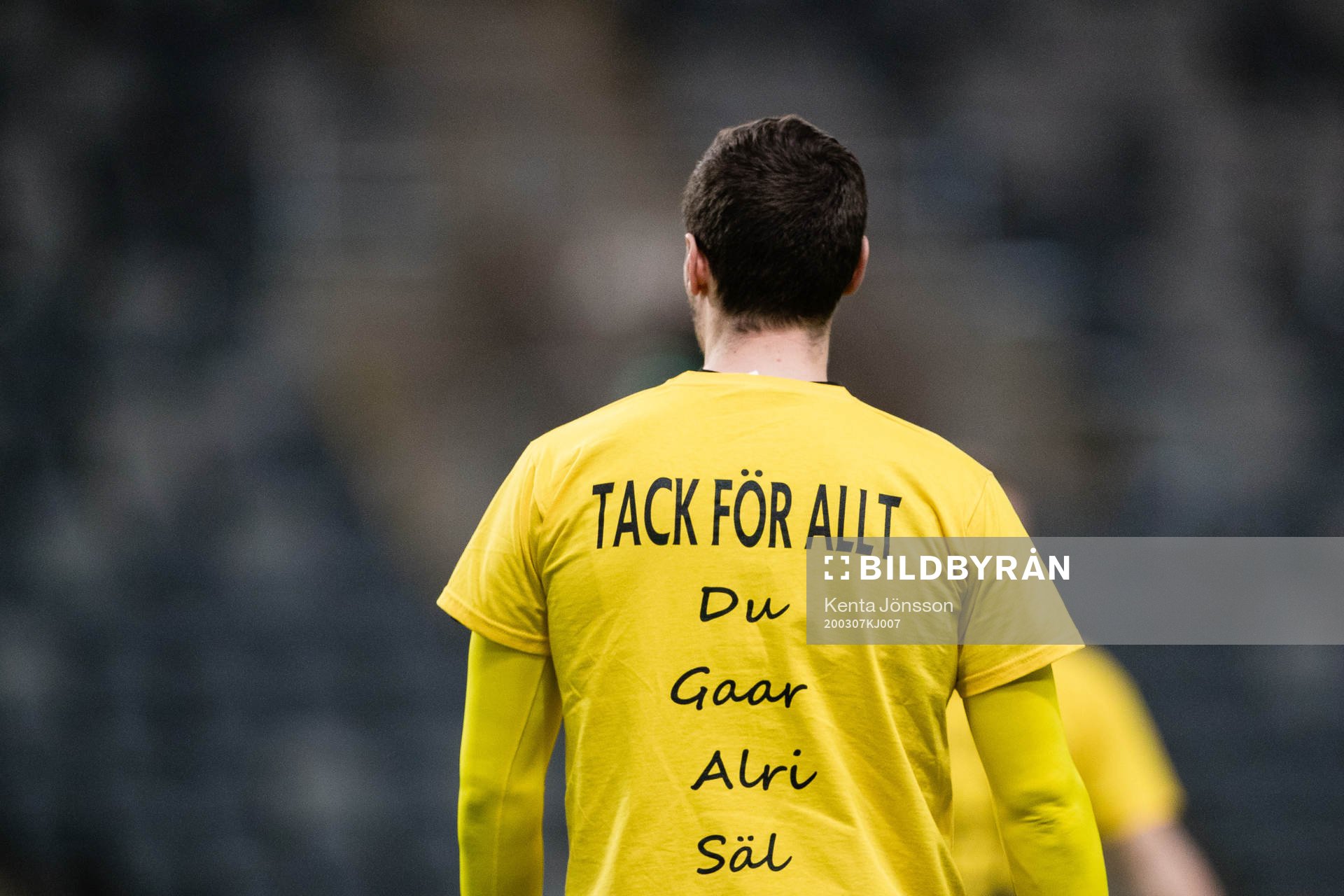 Text på baksidan av en tshirt på en Mjällbyspelare