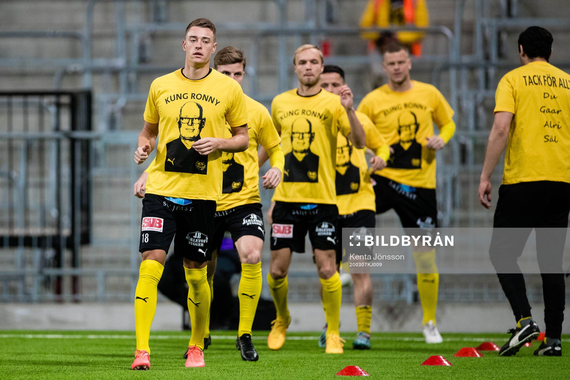 Mjällbys Jesper Löfgren med lagkamrater
